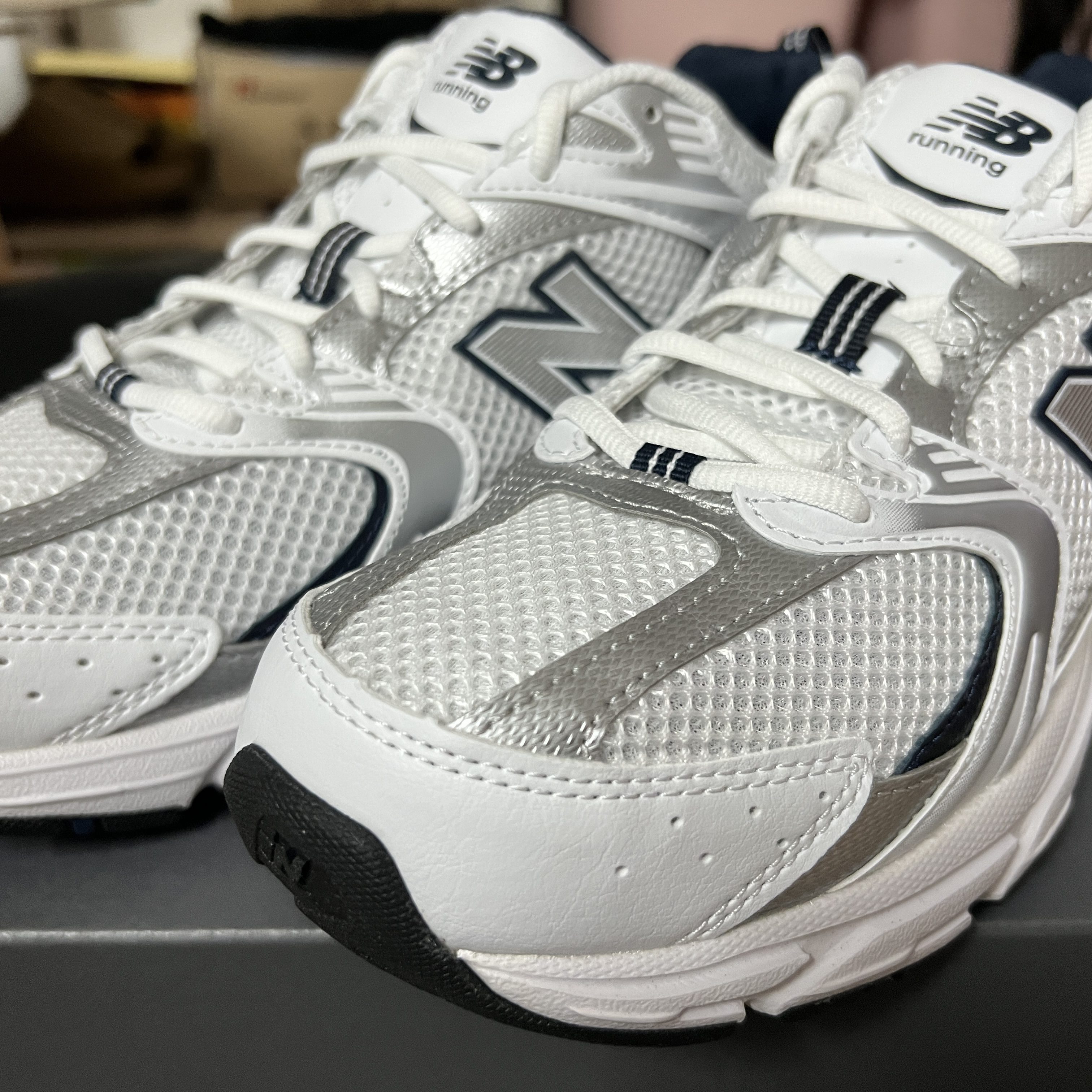 New Balance 530 White Silver 착용 스타일