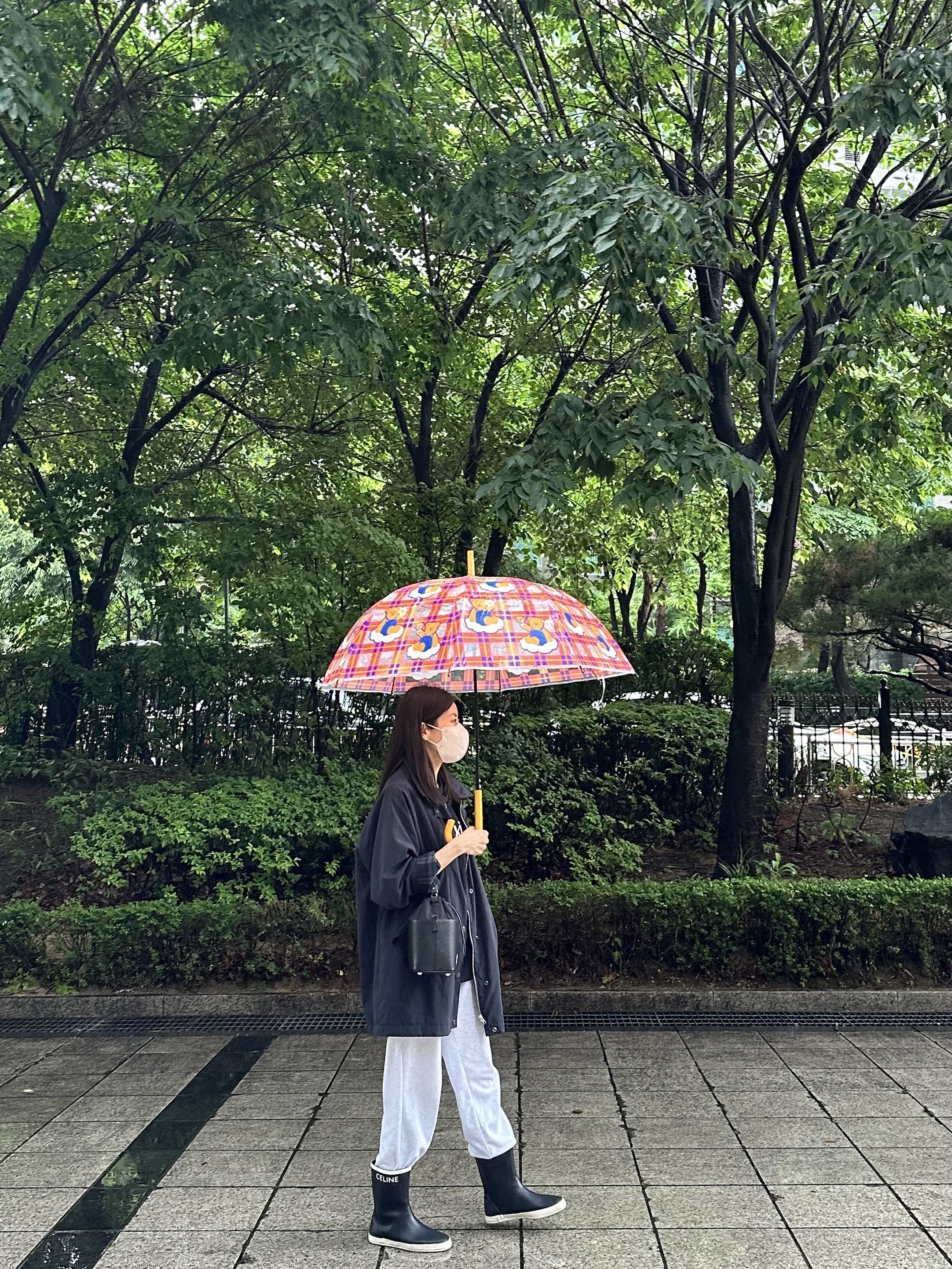 (W) Celine Flat Half Boot Les Bottles De Pont Celine in Natural Rubber Navy, Maison Margiela 5AC Bucket Bag Black 착용 스타일 - 1