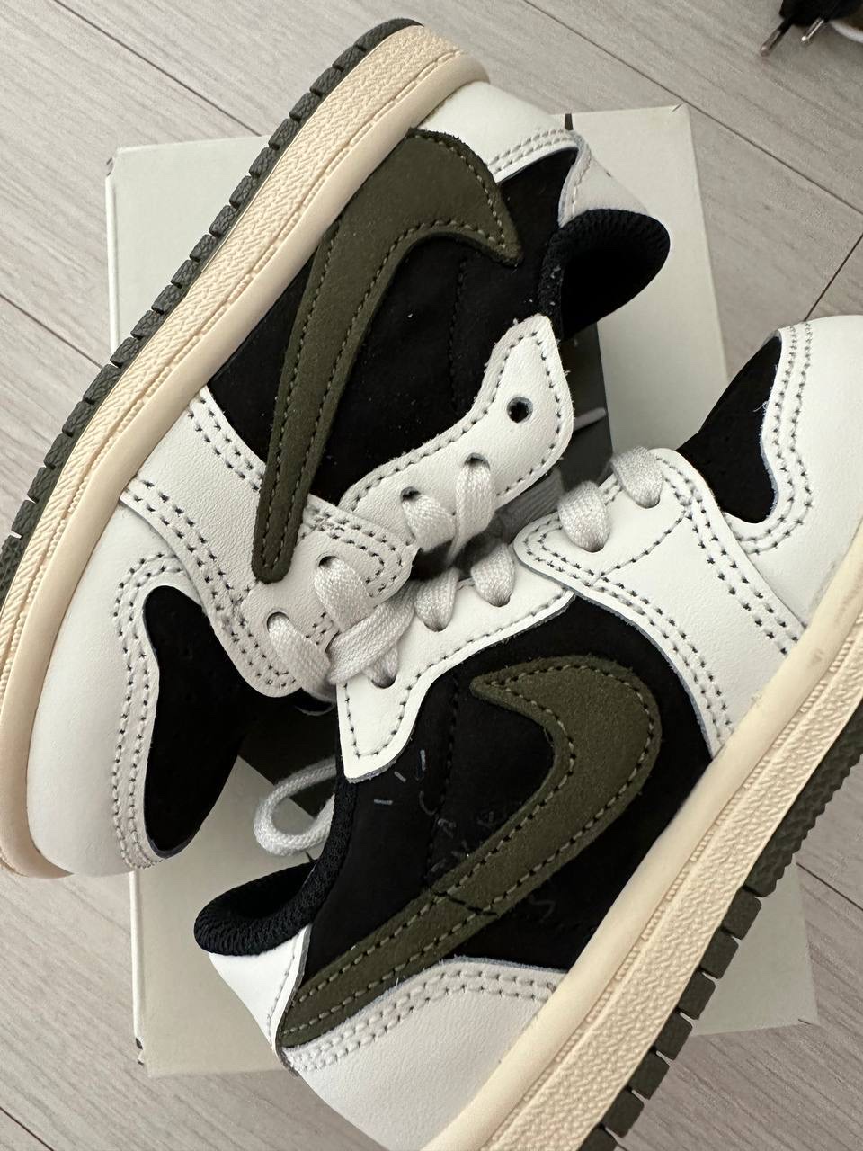 (W) Jordan 1 x Travis Scott Retro Low OG SP Medium Olive, (TD) Jordan 1 x Travis Scott Retro Low OG SP Medium Olive 착용 스타일 - 1