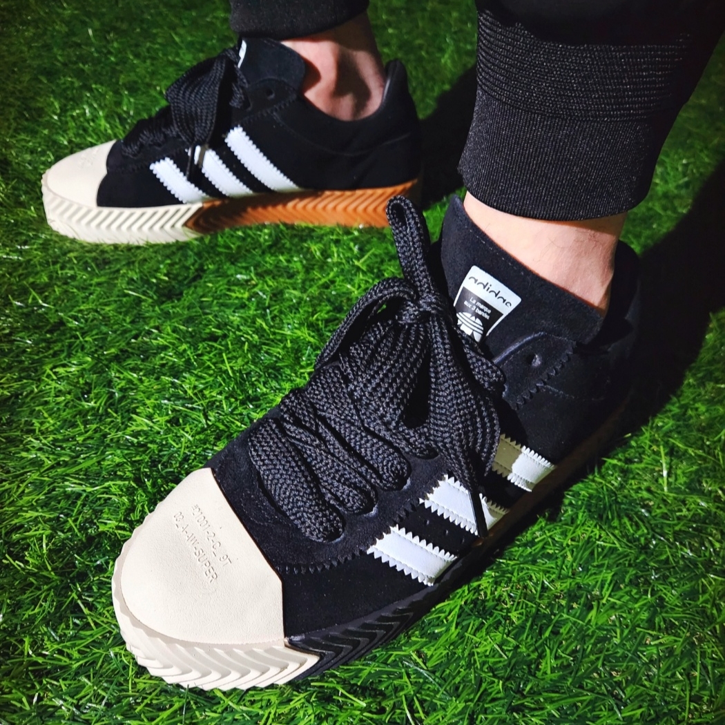 Adidas x Alexander Wang Skate Super Core Black 착용 스타일 - 5