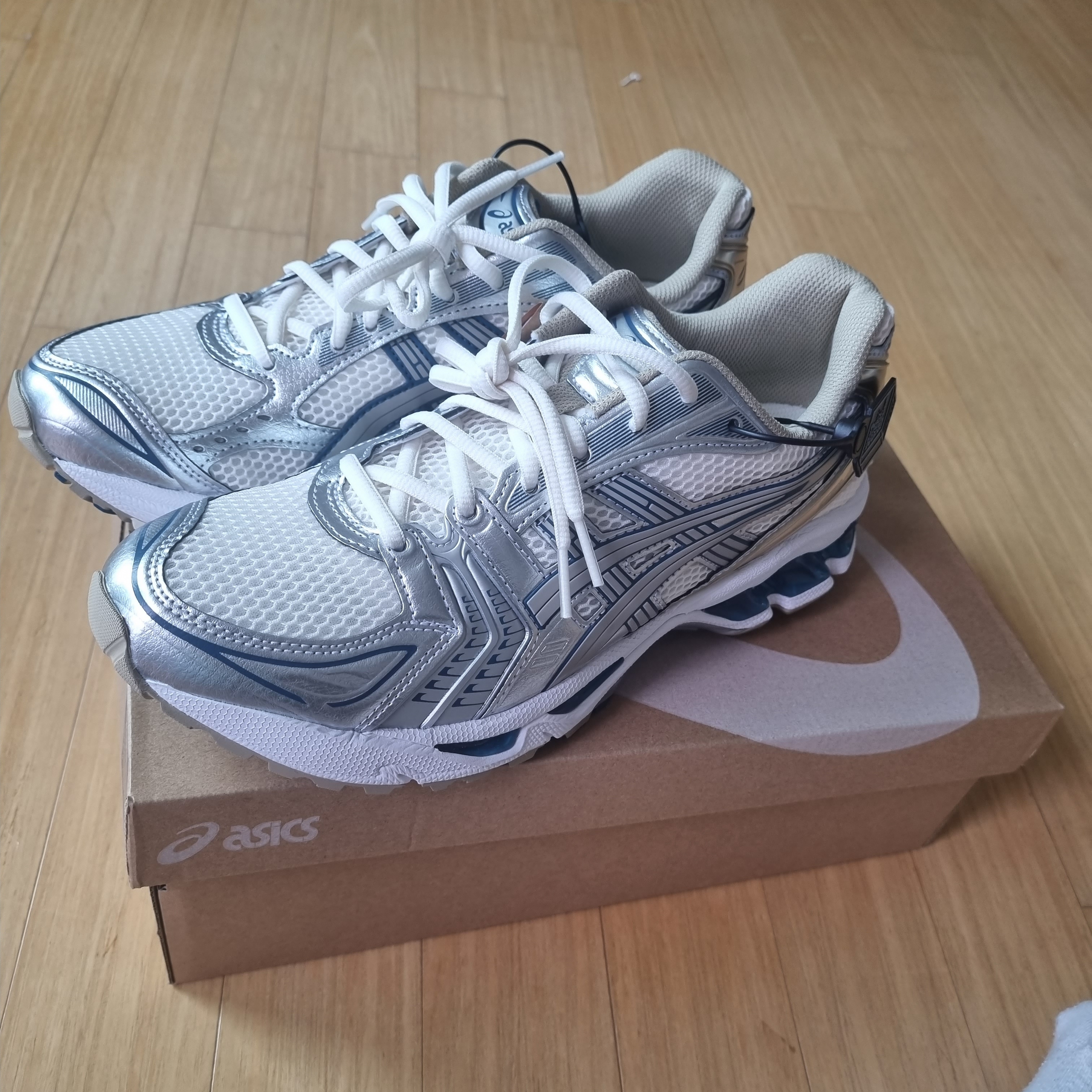 Asics Gel-Kayano 14 Cream Pure Silver 착용 스타일