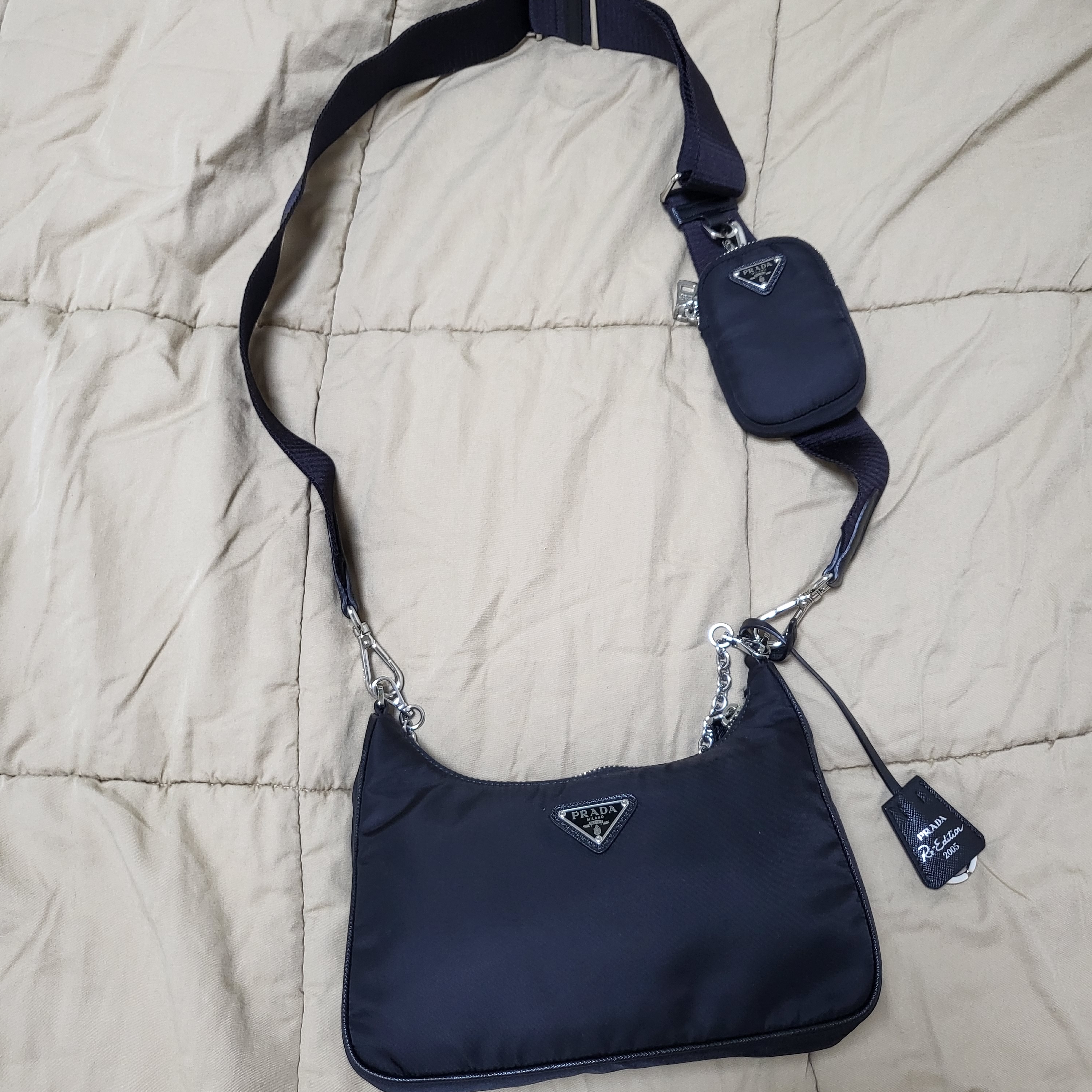 Prada Re-Edition 2005 Re-Nylon Shoulder Bag Black 착용 스타일