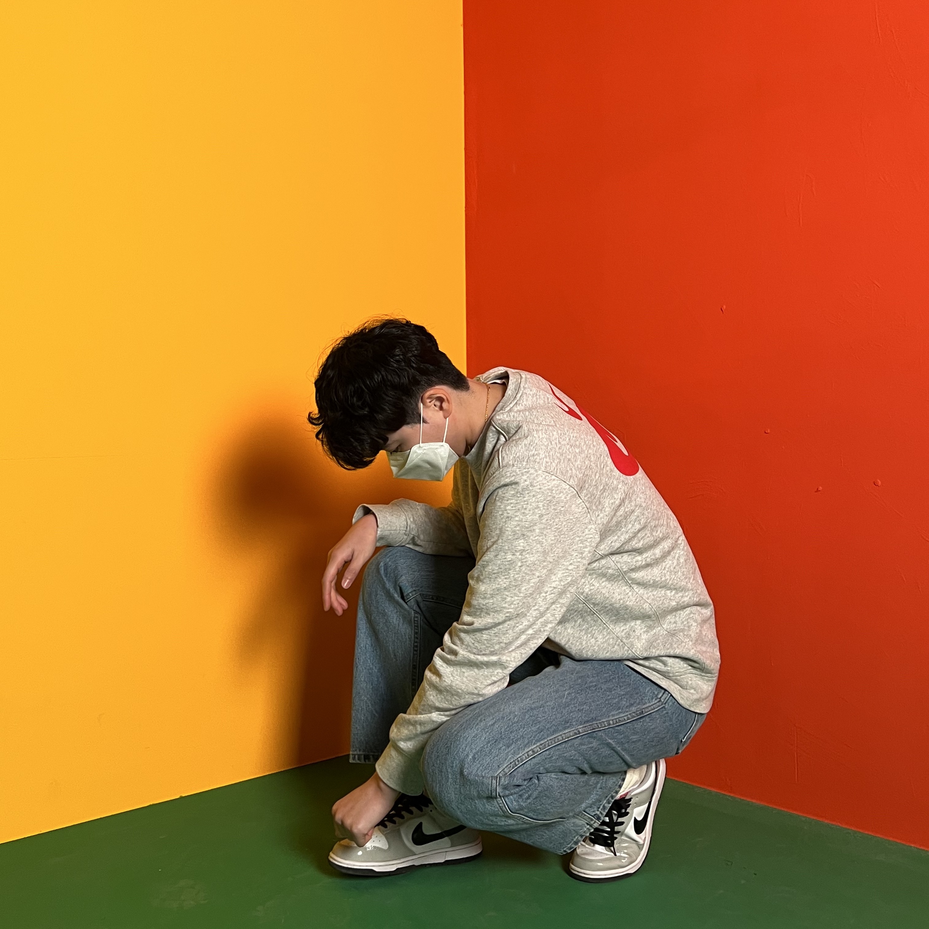 (W) 나이키 덩크 로우 에센셜 라이트 아이언 오어 블랙 착용 스타일 - 3