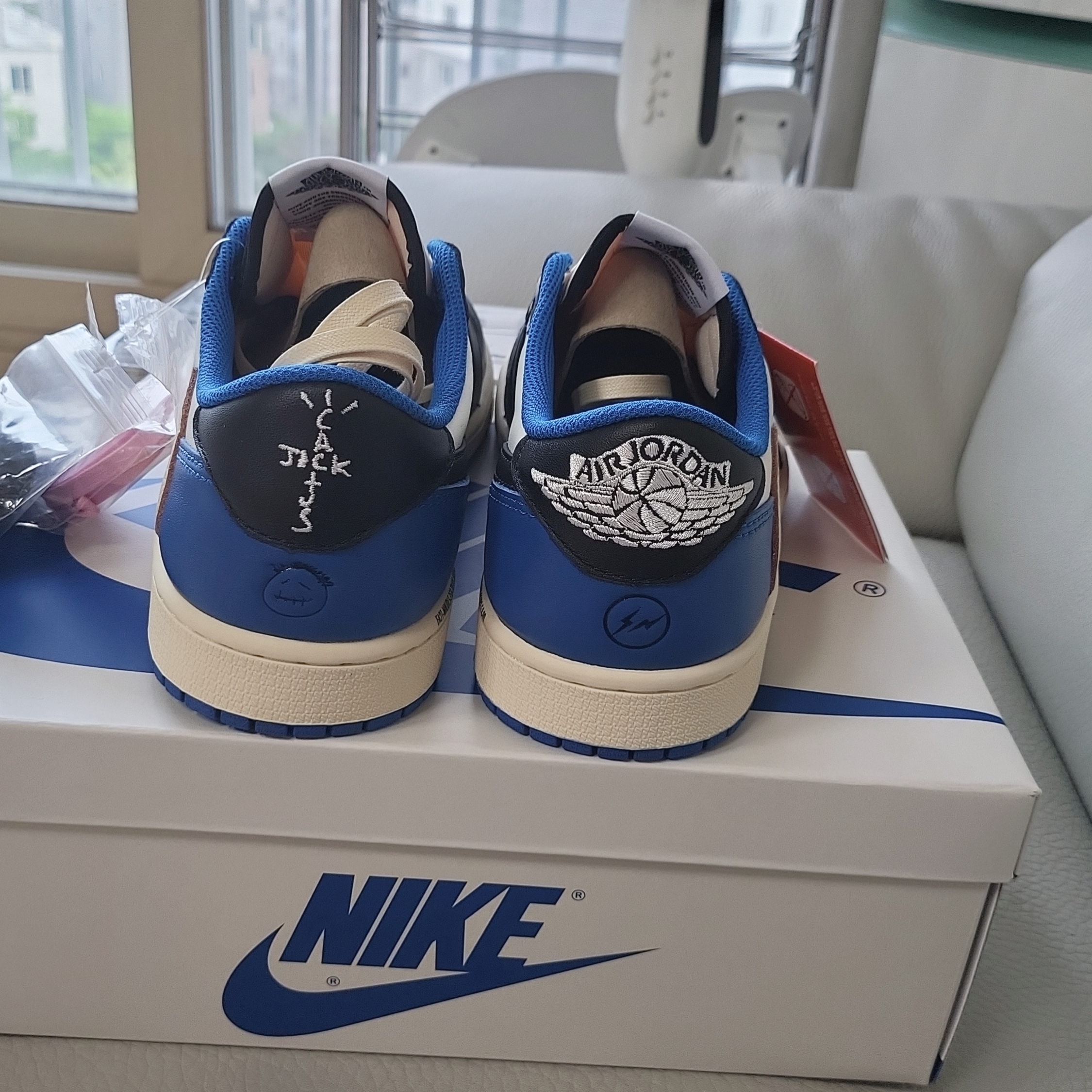Jordan 1 x Travis Scott x Fragment Retro Low OG SP Military Blue 착용 스타일 - 4