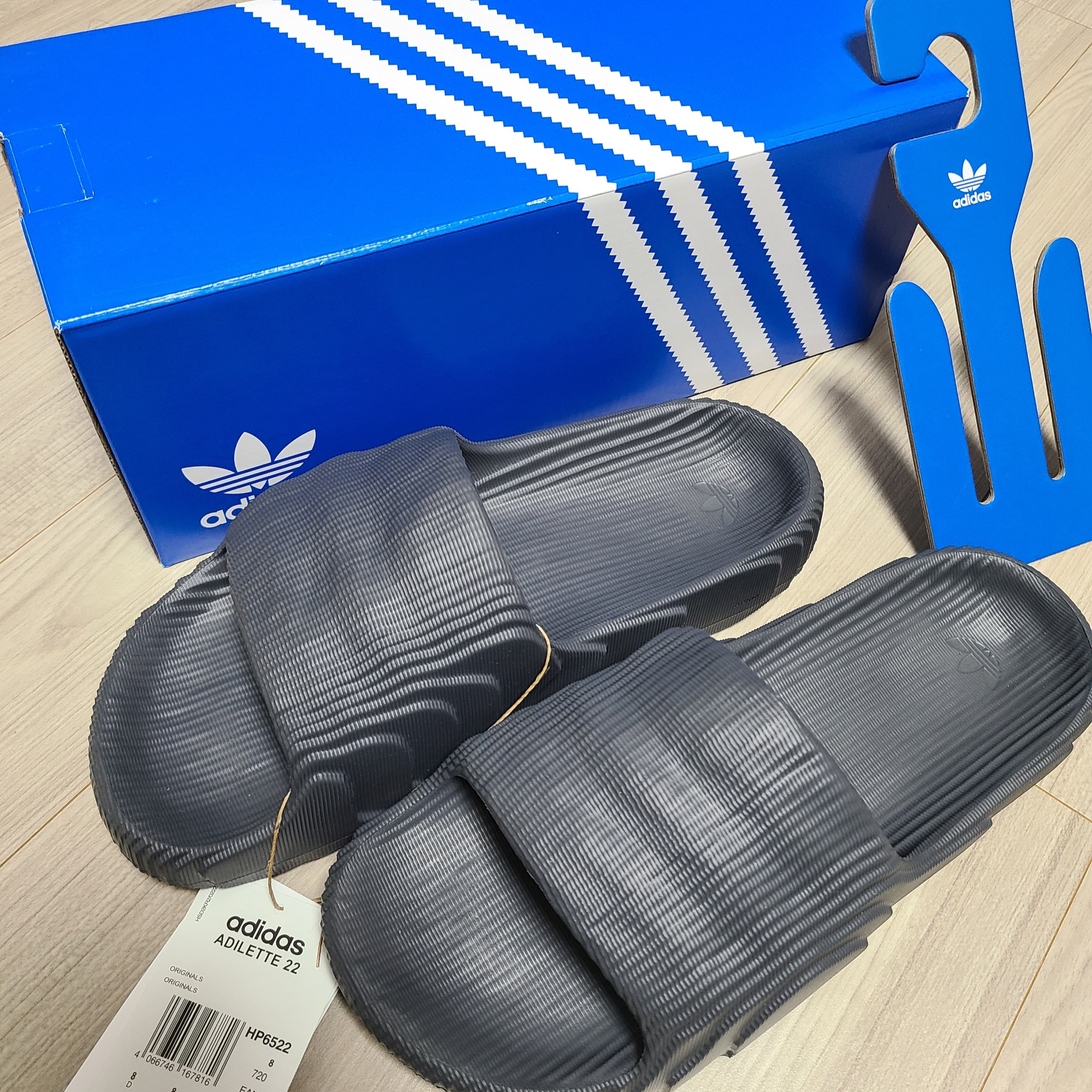 Adidas Adilette 22 Grey Five 착용 스타일