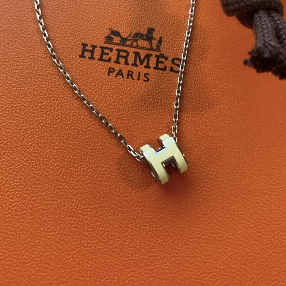 (W) Hermes Mini Pop H Pendant Palladium & Jaune Soufre Pale 착용 스타일