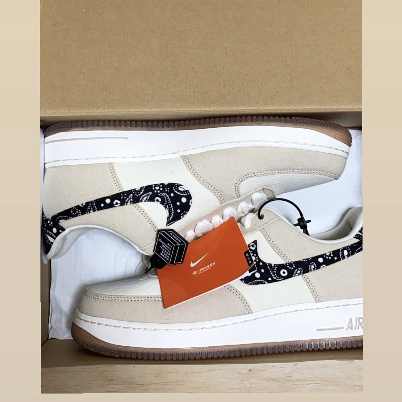 Nike Air Force 1 '07 LV8 Paisley Swoosh μ°©μ© μ€νμΌ