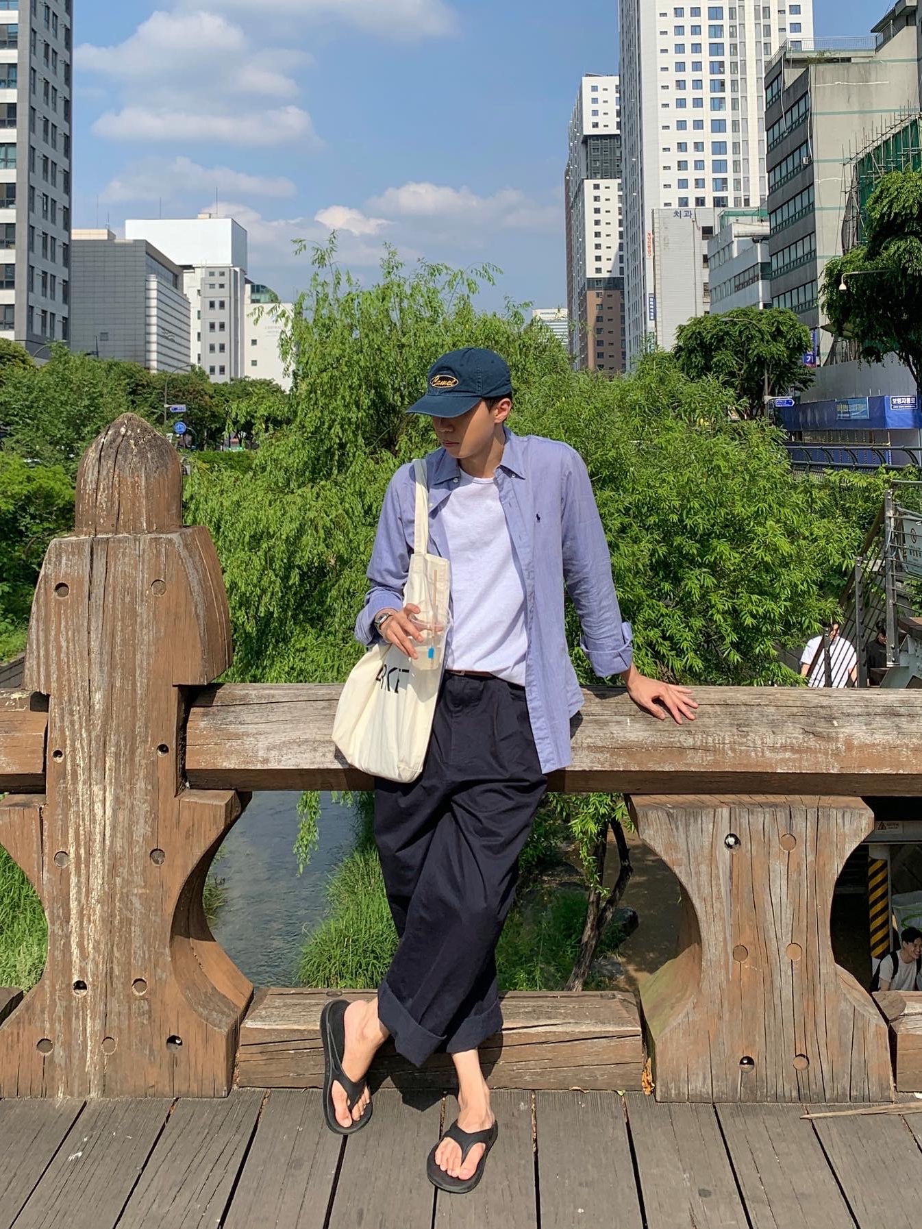 Oofos OOriginal Black 착용 스타일 - 1