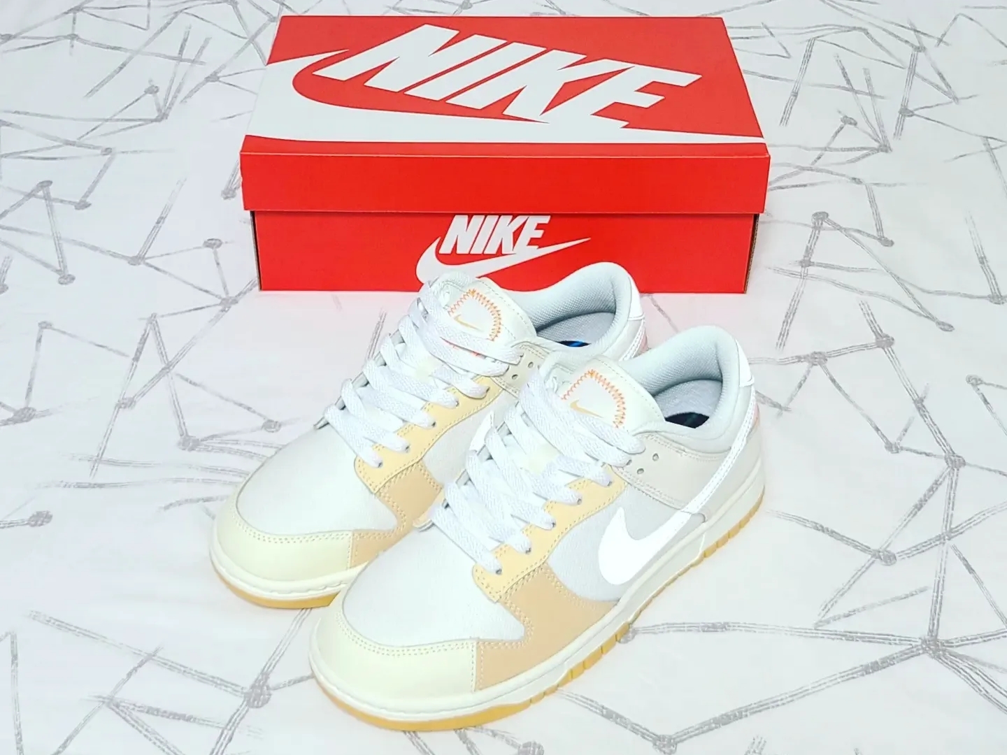 Nike Dunk Low SE Pale Vanilla and Sail 착용 스타일 - 1