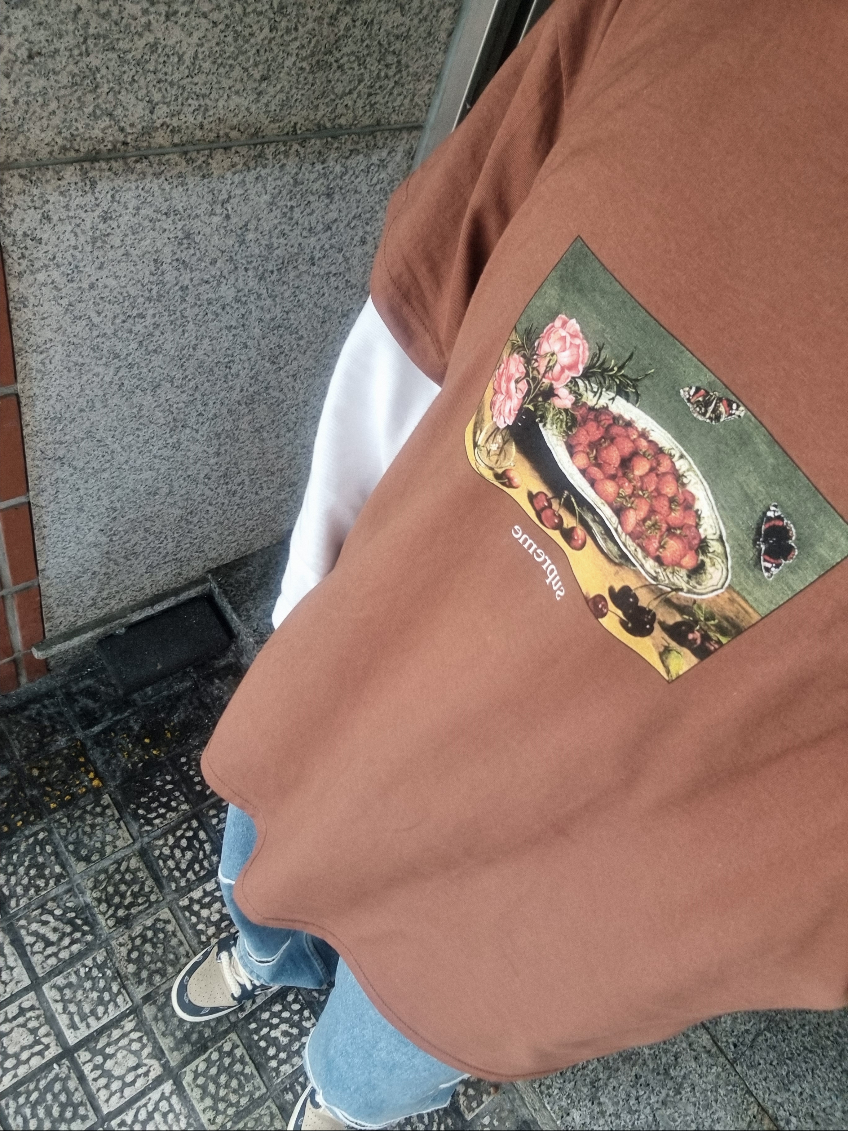 Supreme Strawberries T-Shirt Brown - 23SS, Nike x Travis Scott SB Dunk Low 착용 스타일