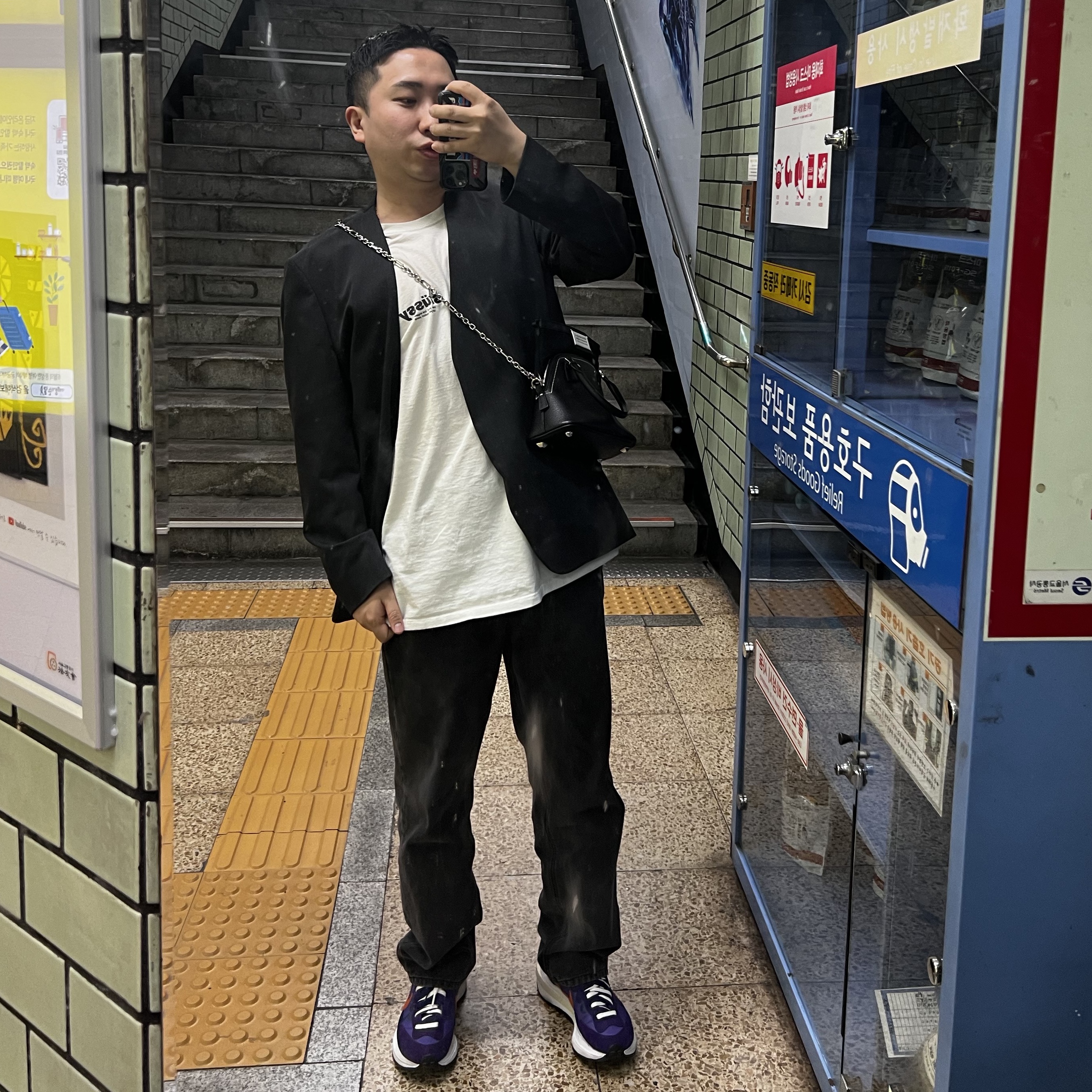 Maison Margiela 5AC Micro Bag Black, Nike x Sacai VaporWaffle Dark Iris 착용 스타일