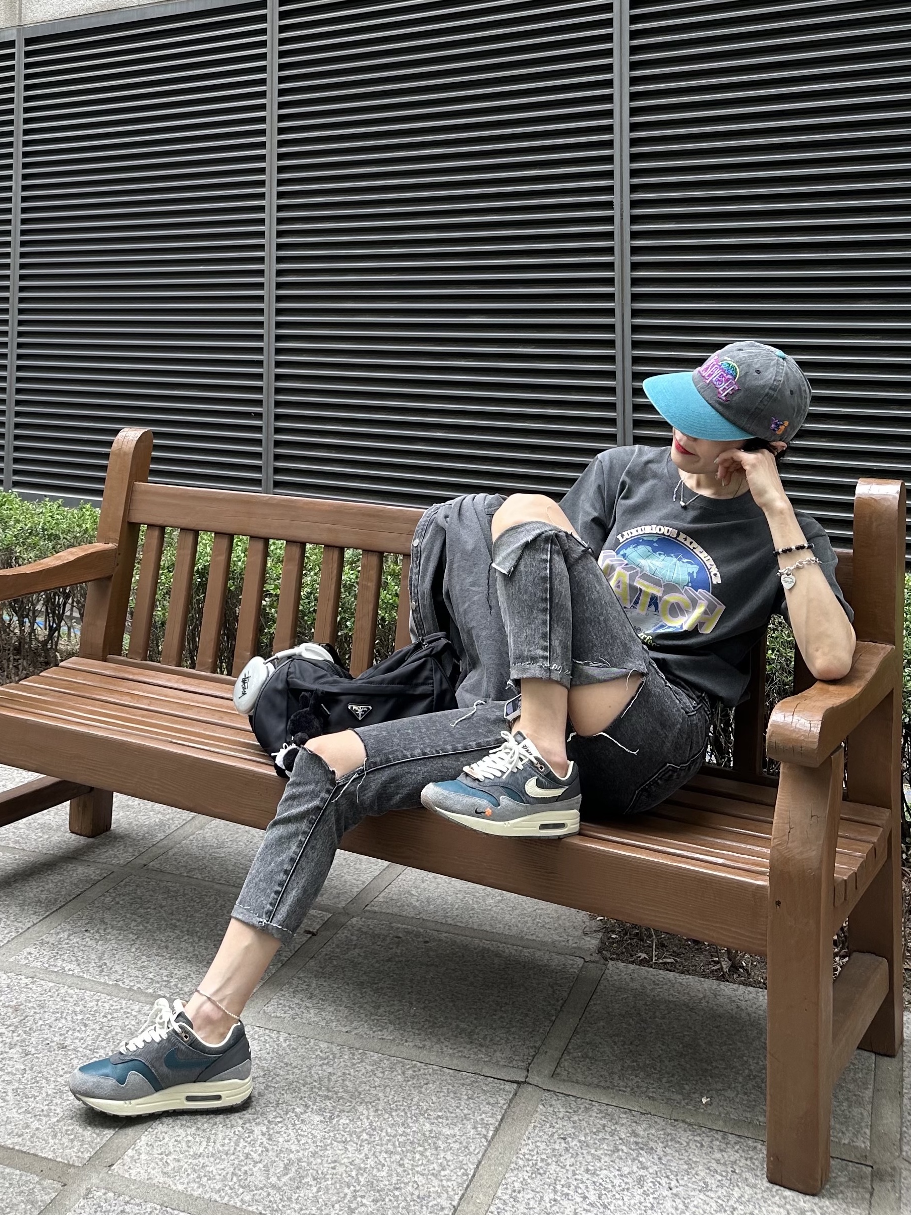 Nike x Kasina Air Max 1 SP Won-Ang Particle Grey, Matin Kim Black Bunny Toy Keyring Black 착용 스타일 - 2