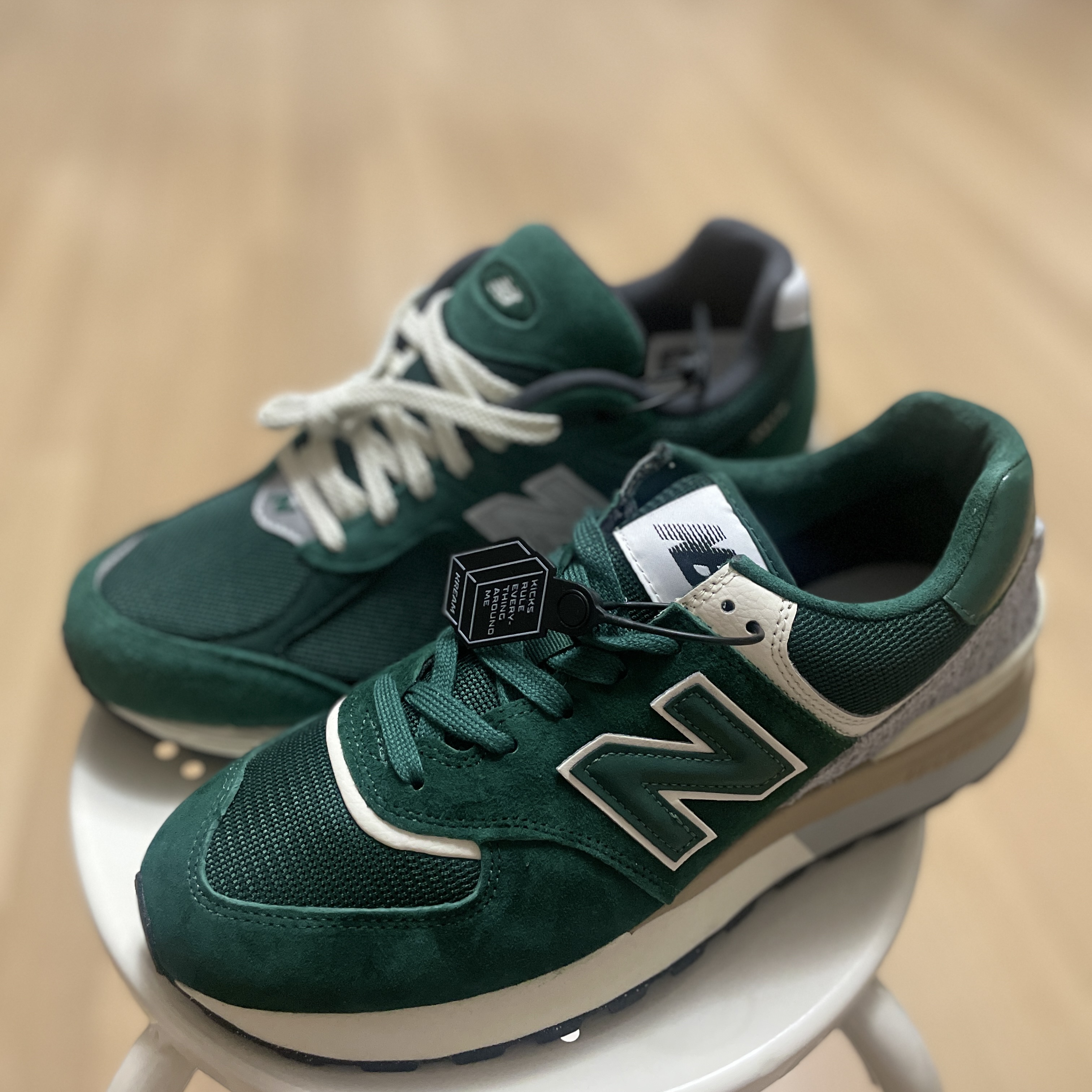 New Balance 2002R Nightwatch Green, New Balance 574 Legacy Green 착용 스타일
