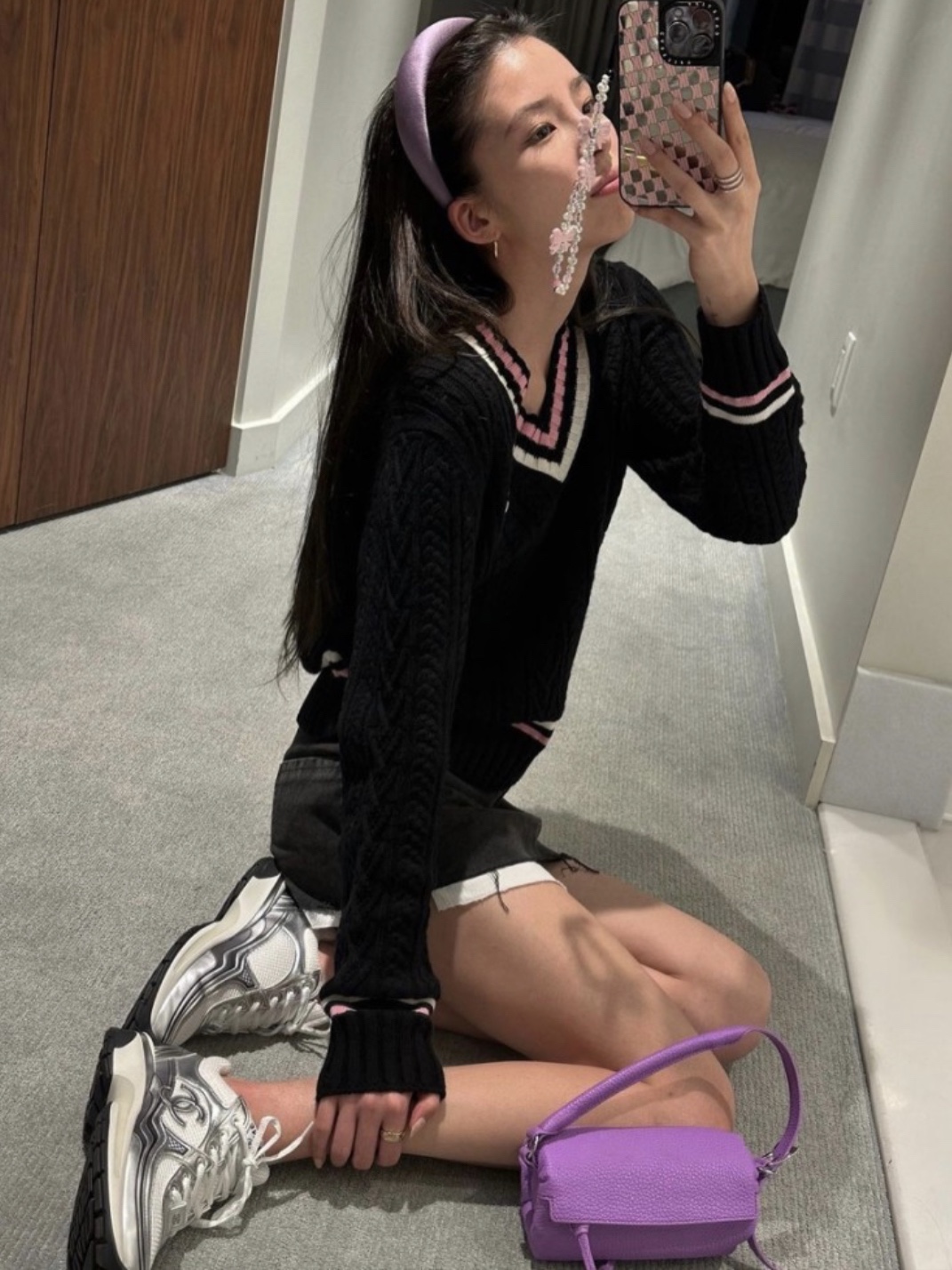 (W) 샤넬 스니커즈 패브릭 라미네이티드 & 화이트 실버 착용 스타일 - 2