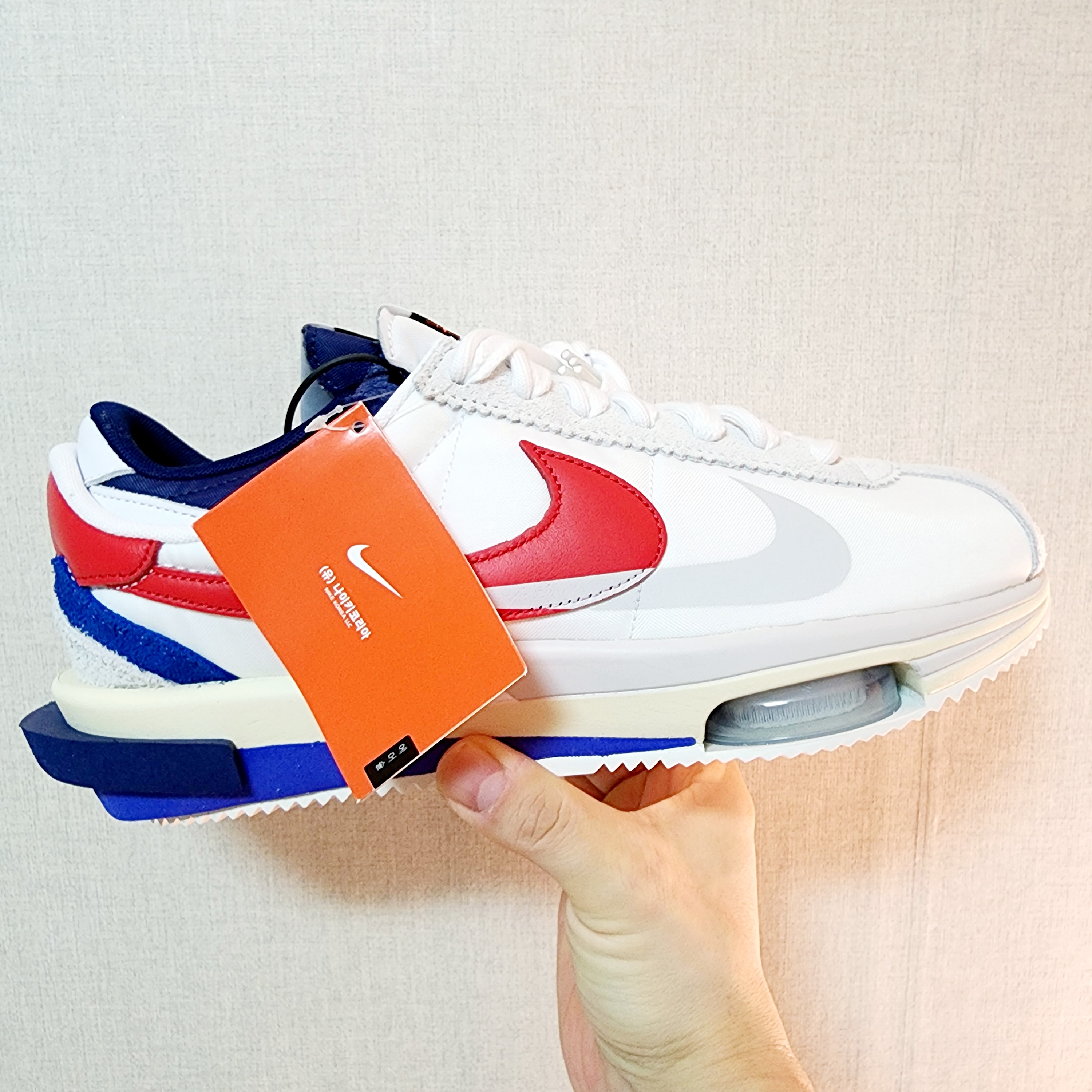 Nike x Sacai Zoom Cortez SP White and University Red 착용 스타일 - 1