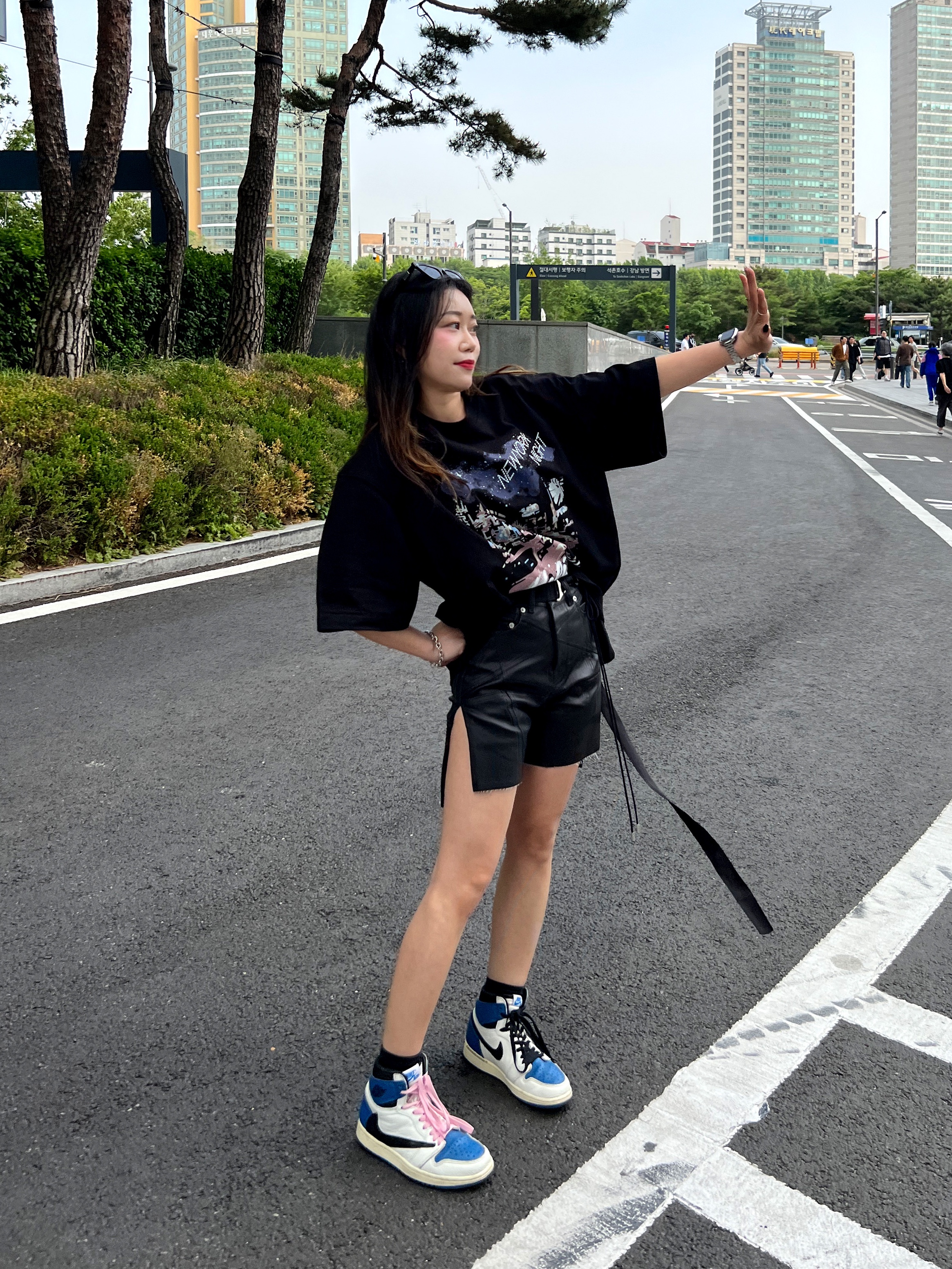 Jordan 1 x Travis Scott x Fragment Retro High OG SP Military Blue, Apple Watch Nike Series 7 41mm GPS Midnight Aluminum Case with Nike Sport Band Anthracite Black (Korean Ver.) 착용 스타일 - 5