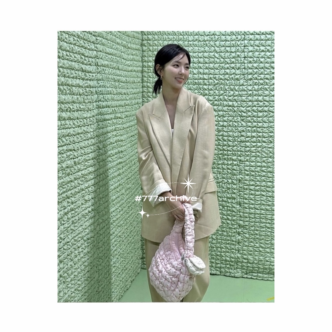 COS Quilted Nano Bag Beige, COS Quilted Mini Bag Light Pink 착용 스타일 - 3