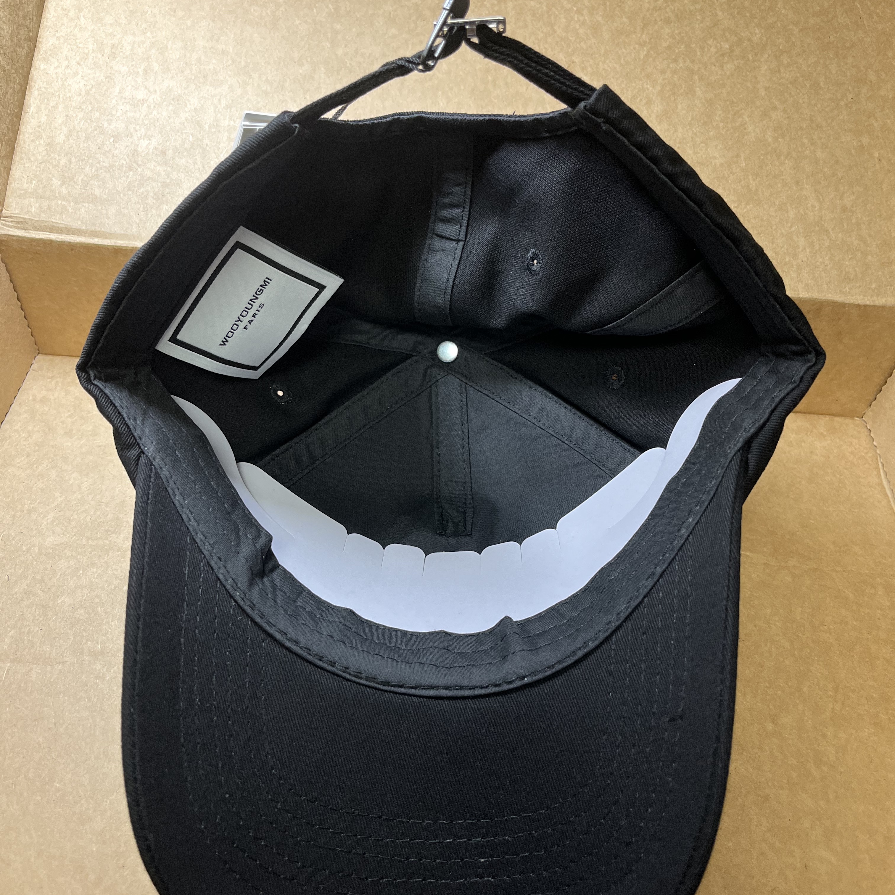 Wooyoungmi White Embroidered Logo Ball Cap Black 착용 스타일 - 3
