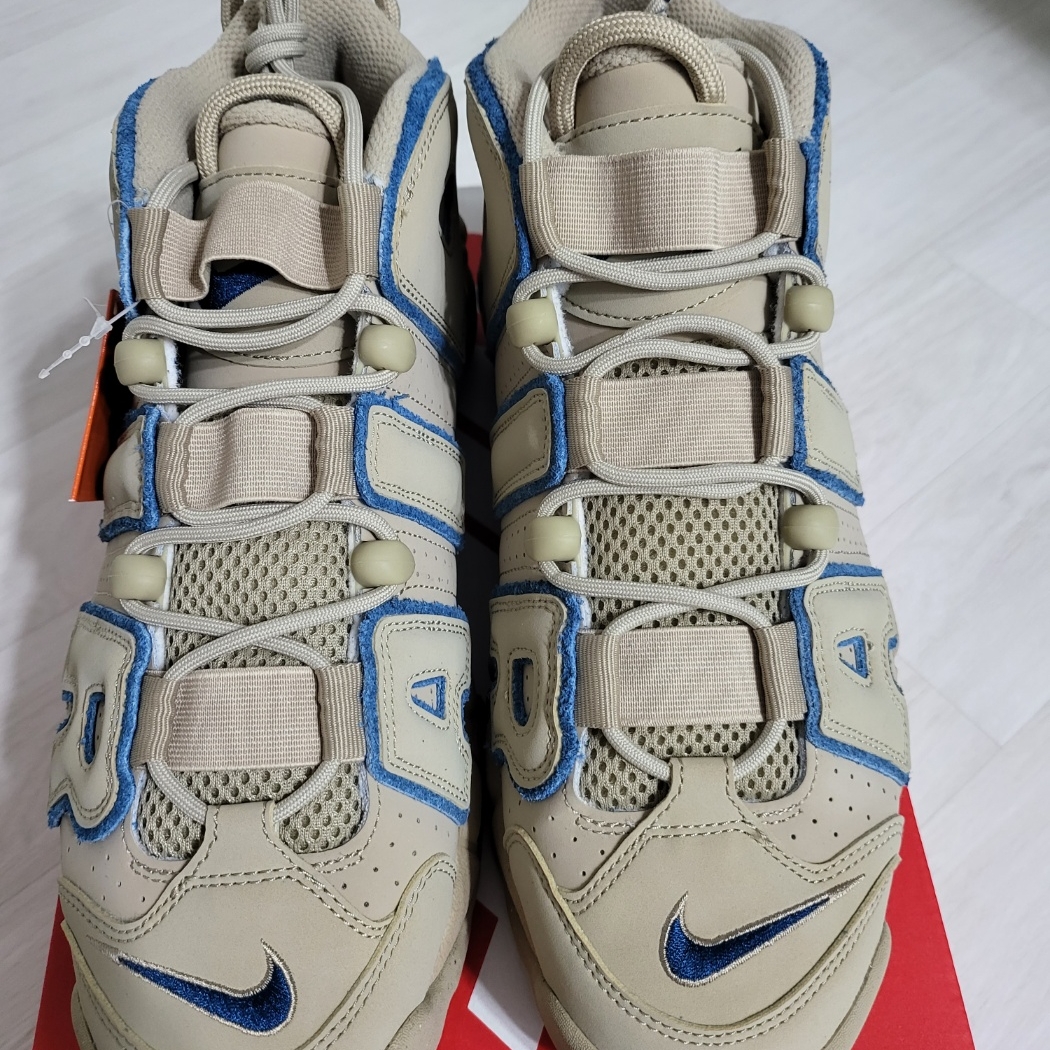 Nike Air More Uptempo Limestone and Valerian Blue 착용 스타일 - 3