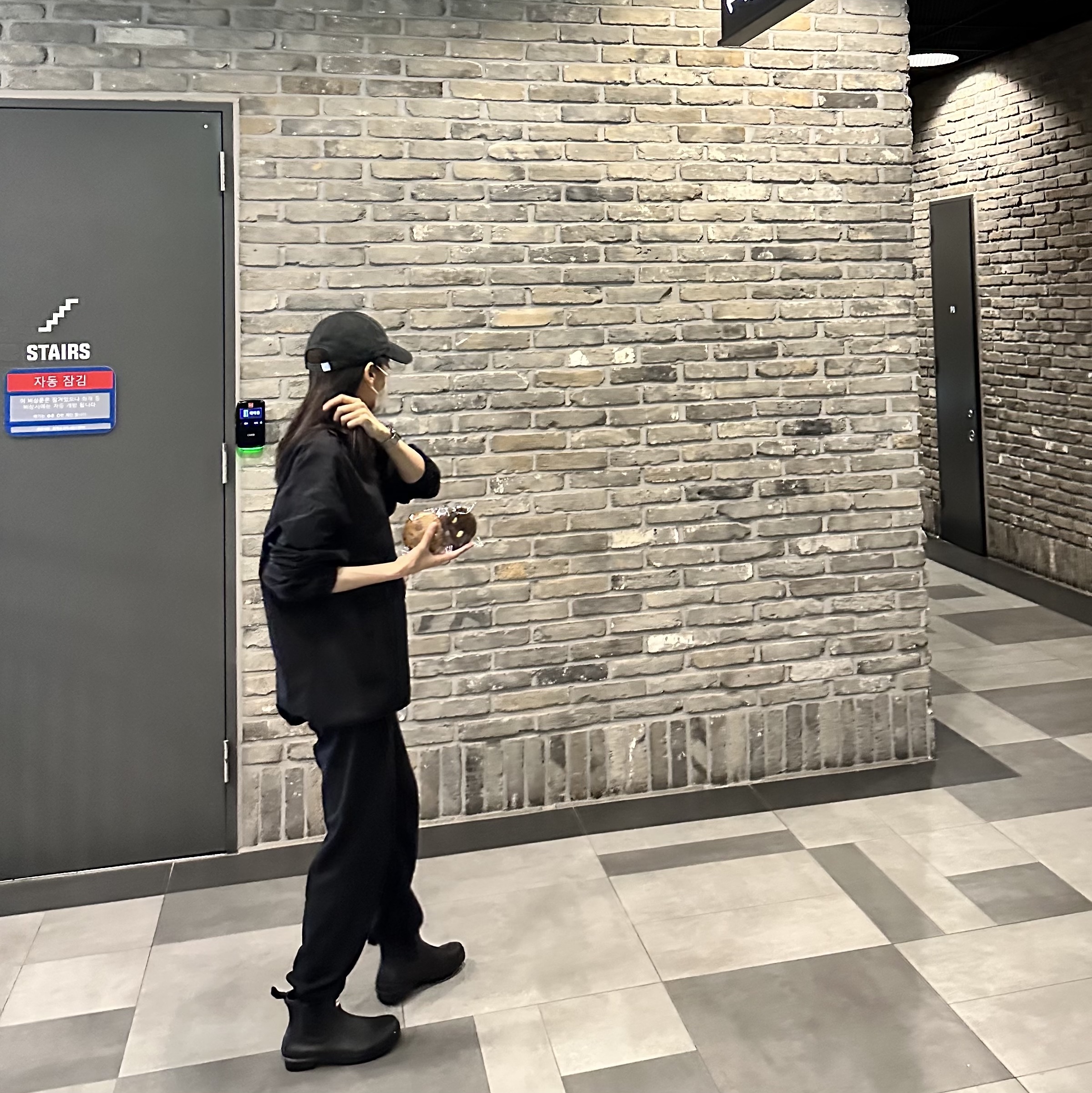 Balenciaga Cities Paris Cap Black, (W) Hunter Original Chelsea Boots Black 착용 스타일 - 2