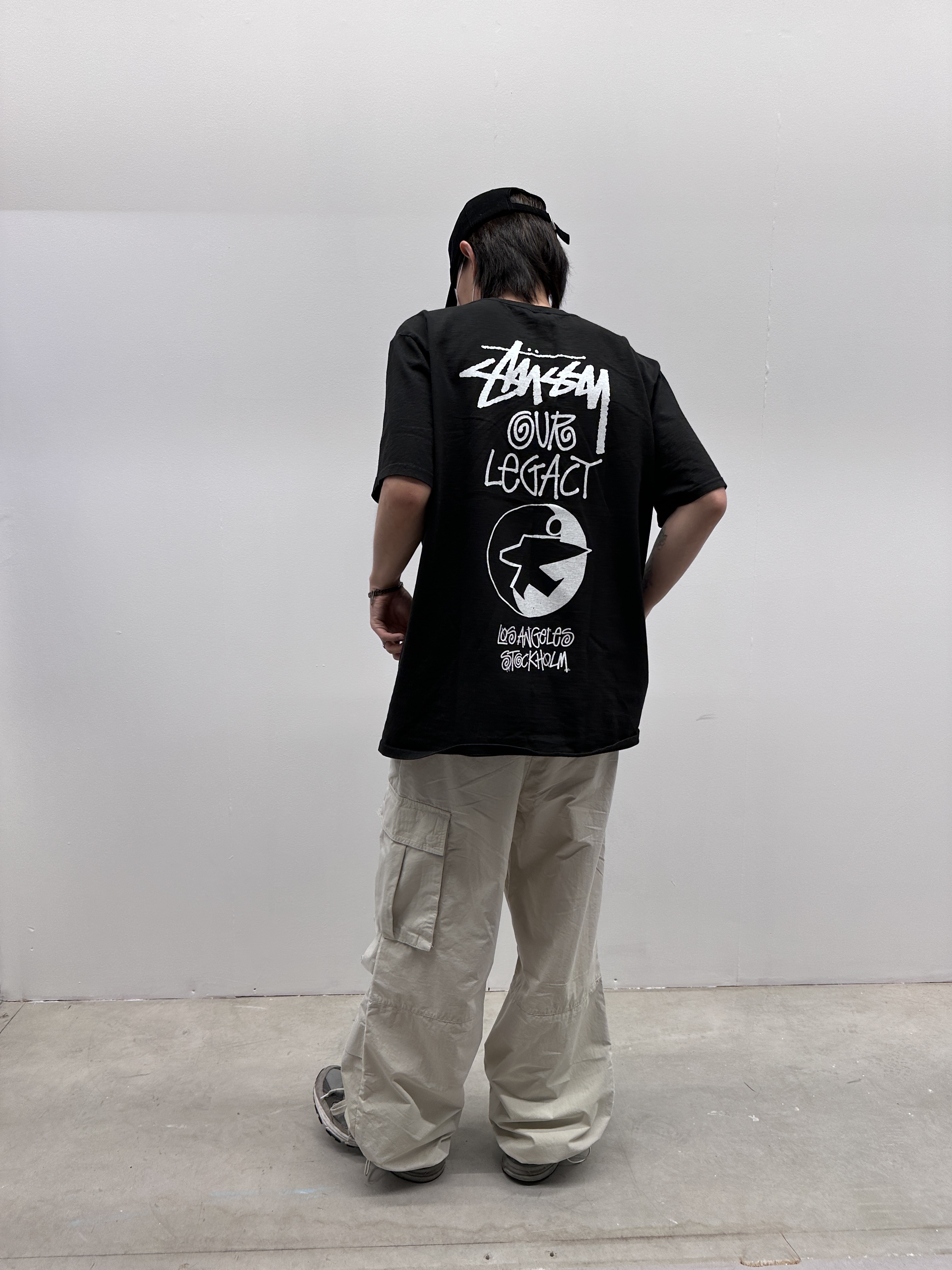 Stussy x Our Legacy Surfman 2 Pigment Dyed T-Shirt Black, The Museum Visitor x Jon Burgerman Pinky Winky & Charlie Ball Cap Black 착용 스타일 - 1