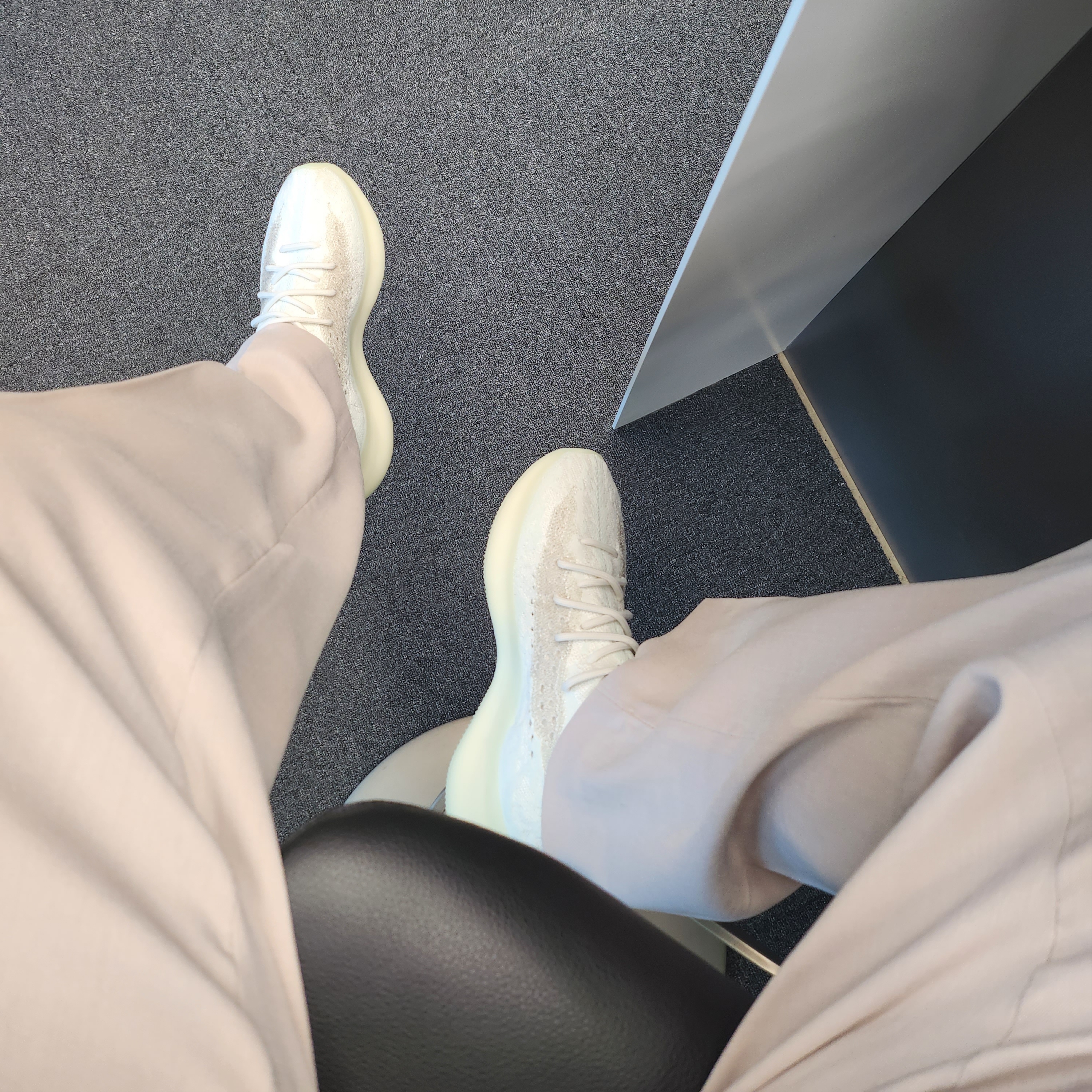 Adidas Yeezy Boost 380 Calcite Glow 착용 스타일