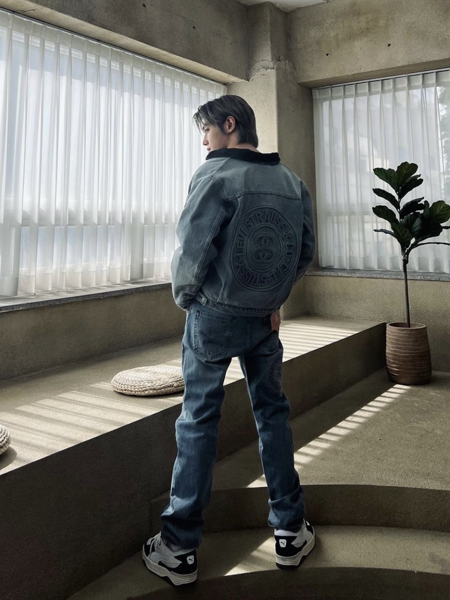 Stussy x Levi's Embossed Trucker Jacket Indigo, Stussy x Levi's Embossed 501 Jean Indigo 착용 스타일 - 1