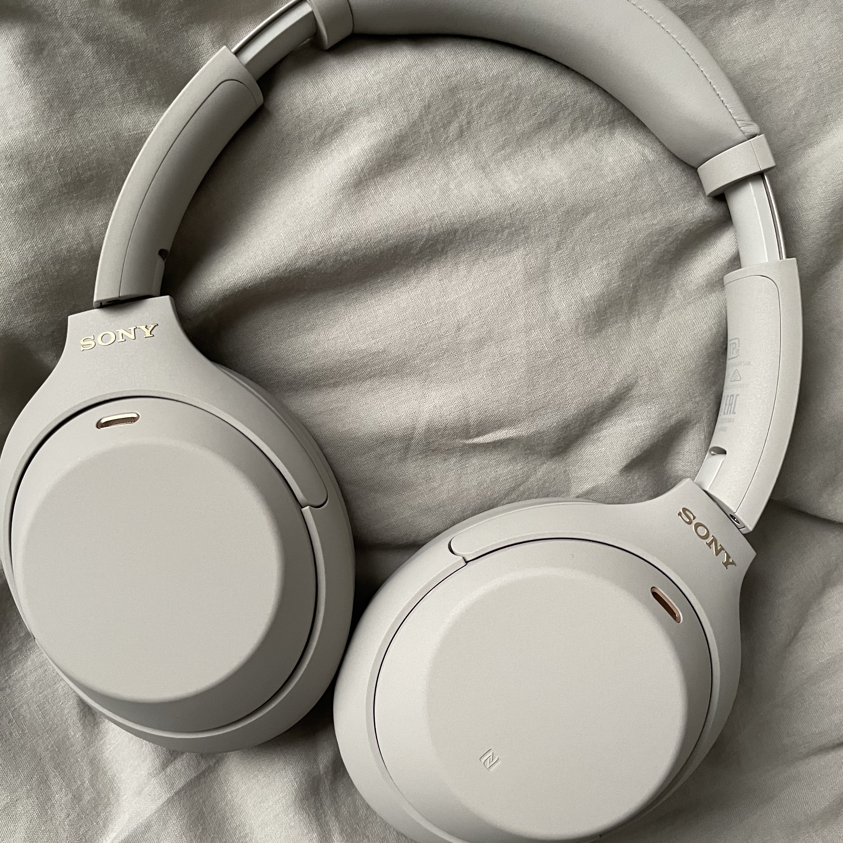 Sony WH-1000XM4 Platinum Silver (Korean Ver.) 착용 스타일