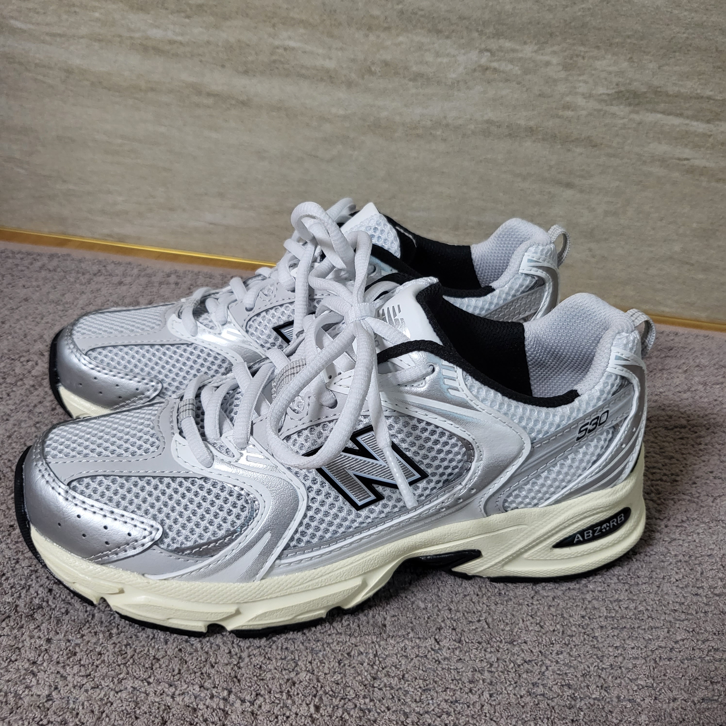 New Balance 530 Silver Cream 착용 스타일