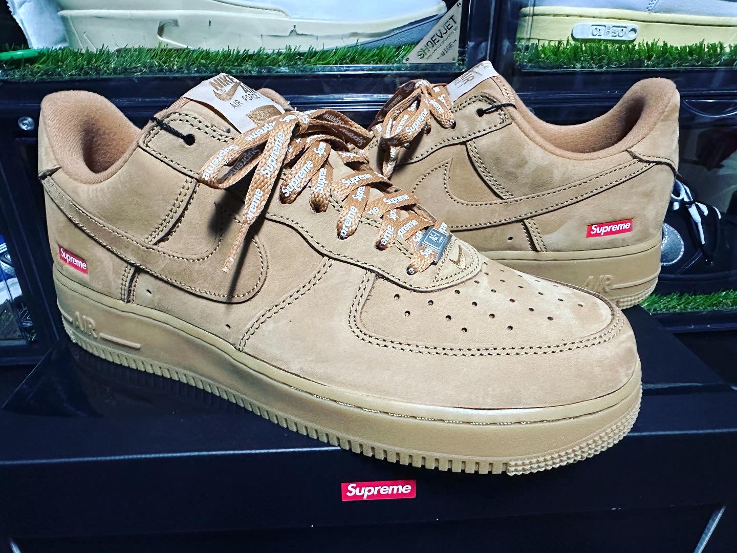 Nike x Supreme Air Force 1 Low Flax, Nike x Supreme Air Force 1 Low White 착용 스타일 - 2