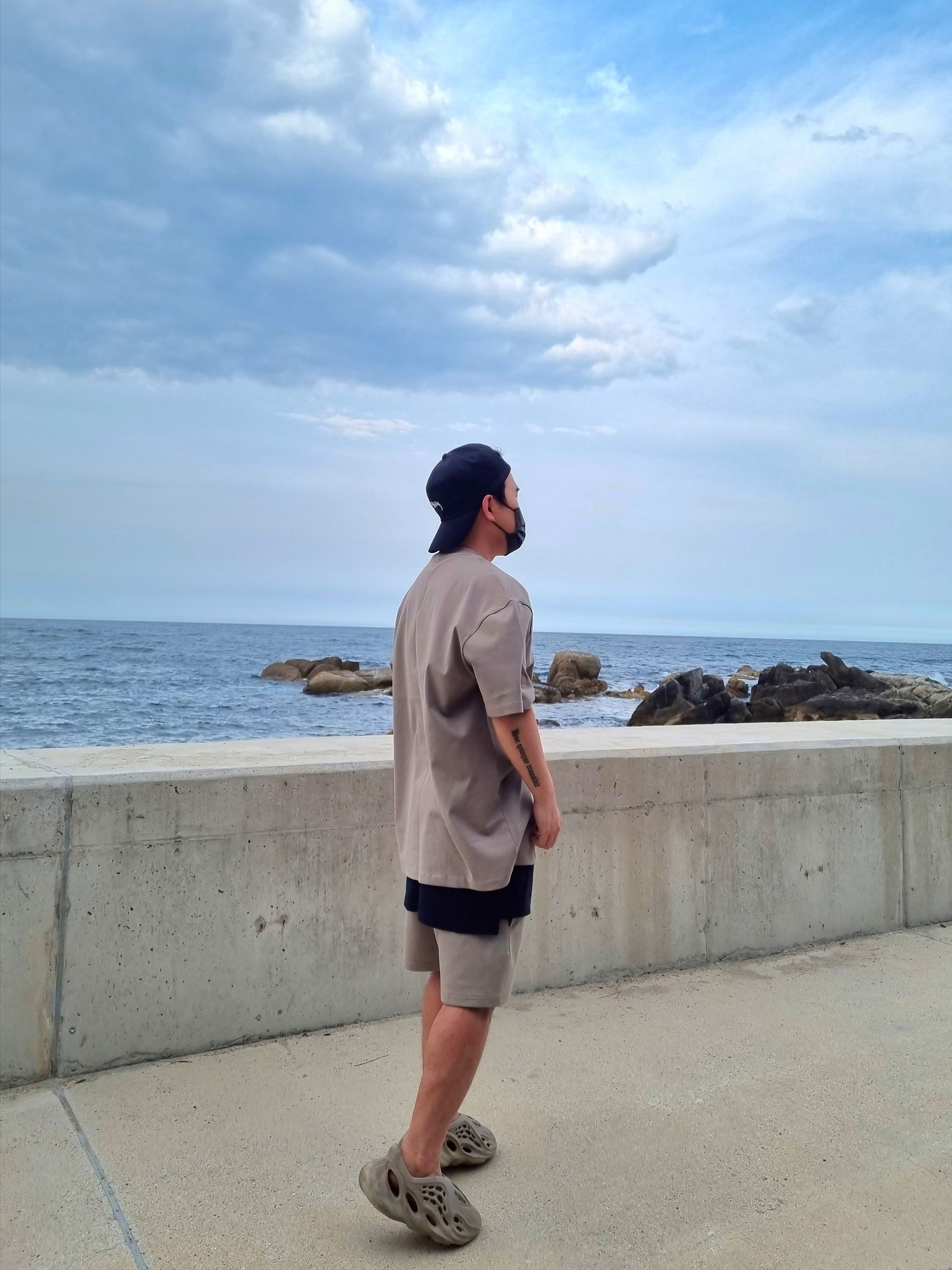 Adidas Yeezy Foam RNNR Stone Sage 착용 스타일