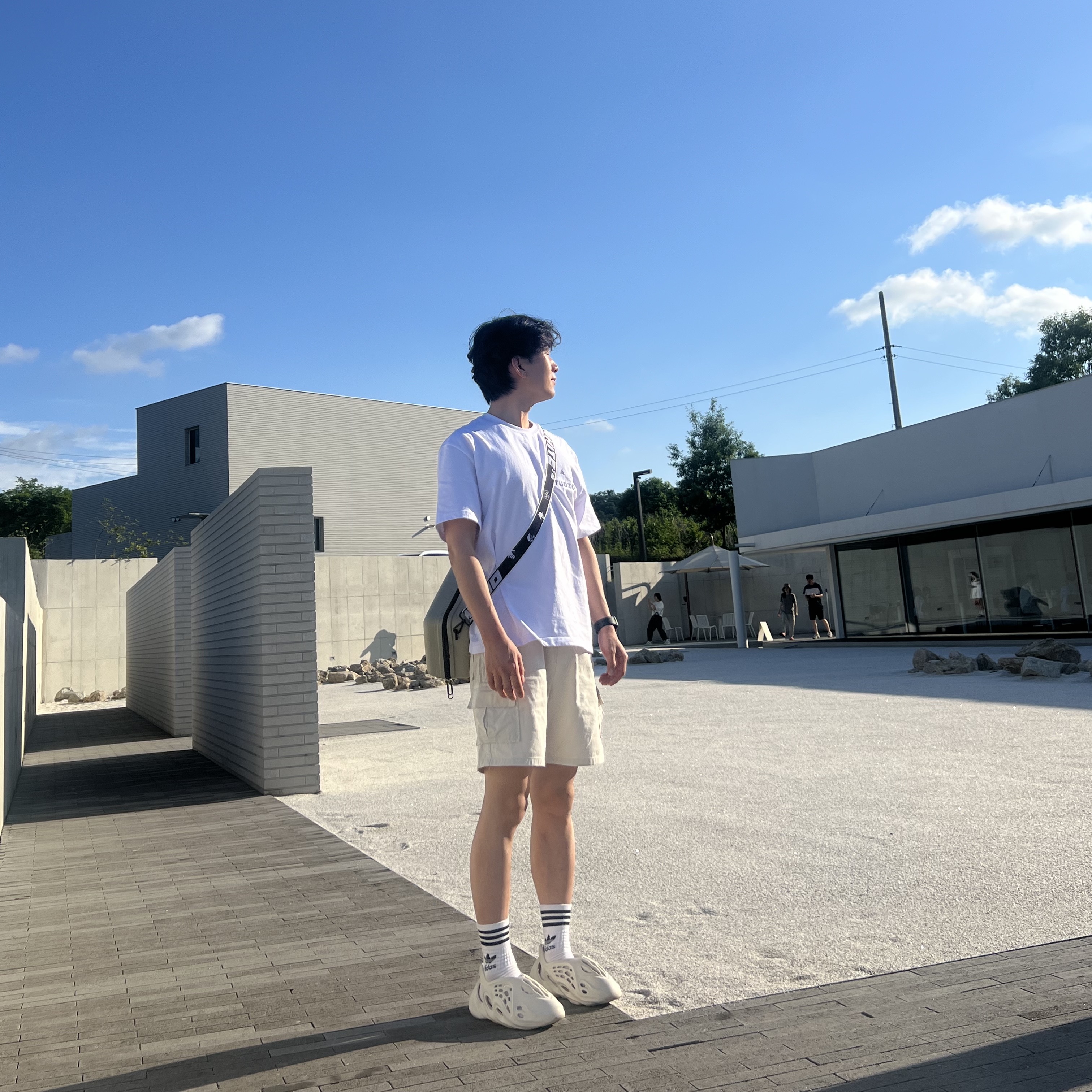Adidas Yeezy Foam RNNR Ararat, Off-White x Amore Pacific Protection Box (Without Cosmetics) 착용 스타일