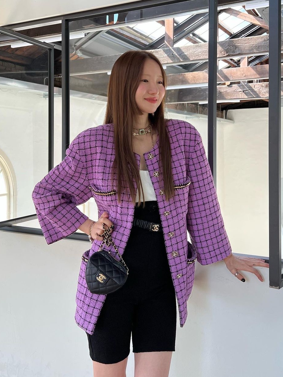 Chanel Heart Clutch with Chain Lambskin & Gold Black 착용 스타일