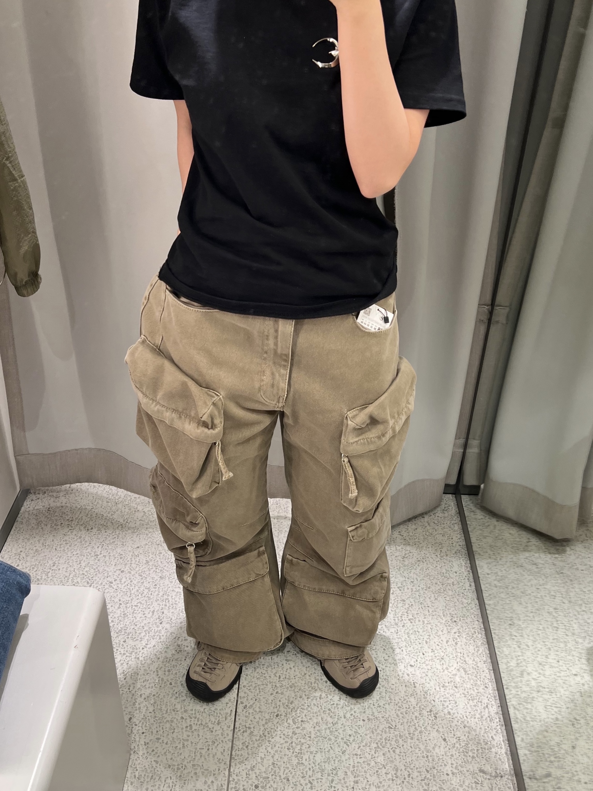 Zara Utility Cargo Jeans Dark Sand, Keen Jasper Suede Sneakers Silver Mink 착용 스타일 - 1