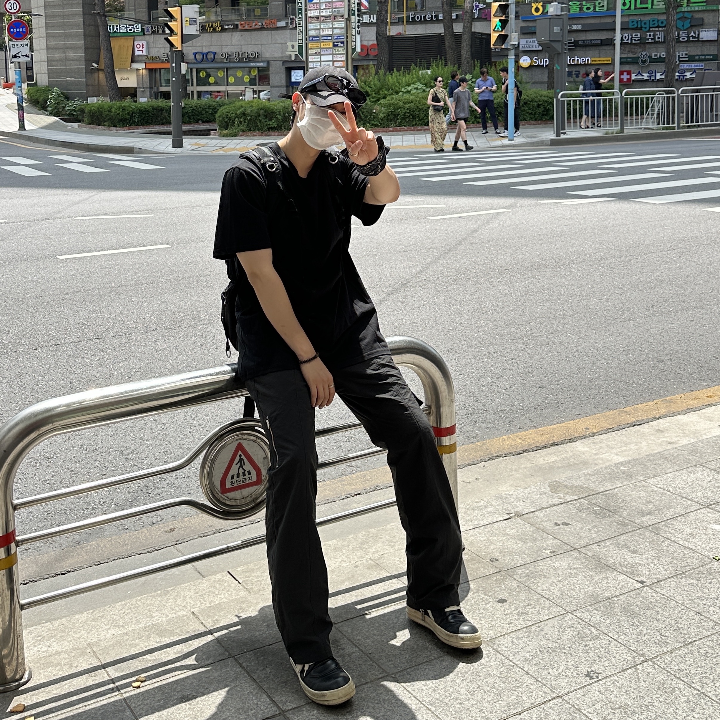 Rick Owens Geobasket Full Grain Calf Leather Strobe Sneakers Black Milk White, Gentle Monster x Maison Margiela MM005 Black Black 착용 스타일