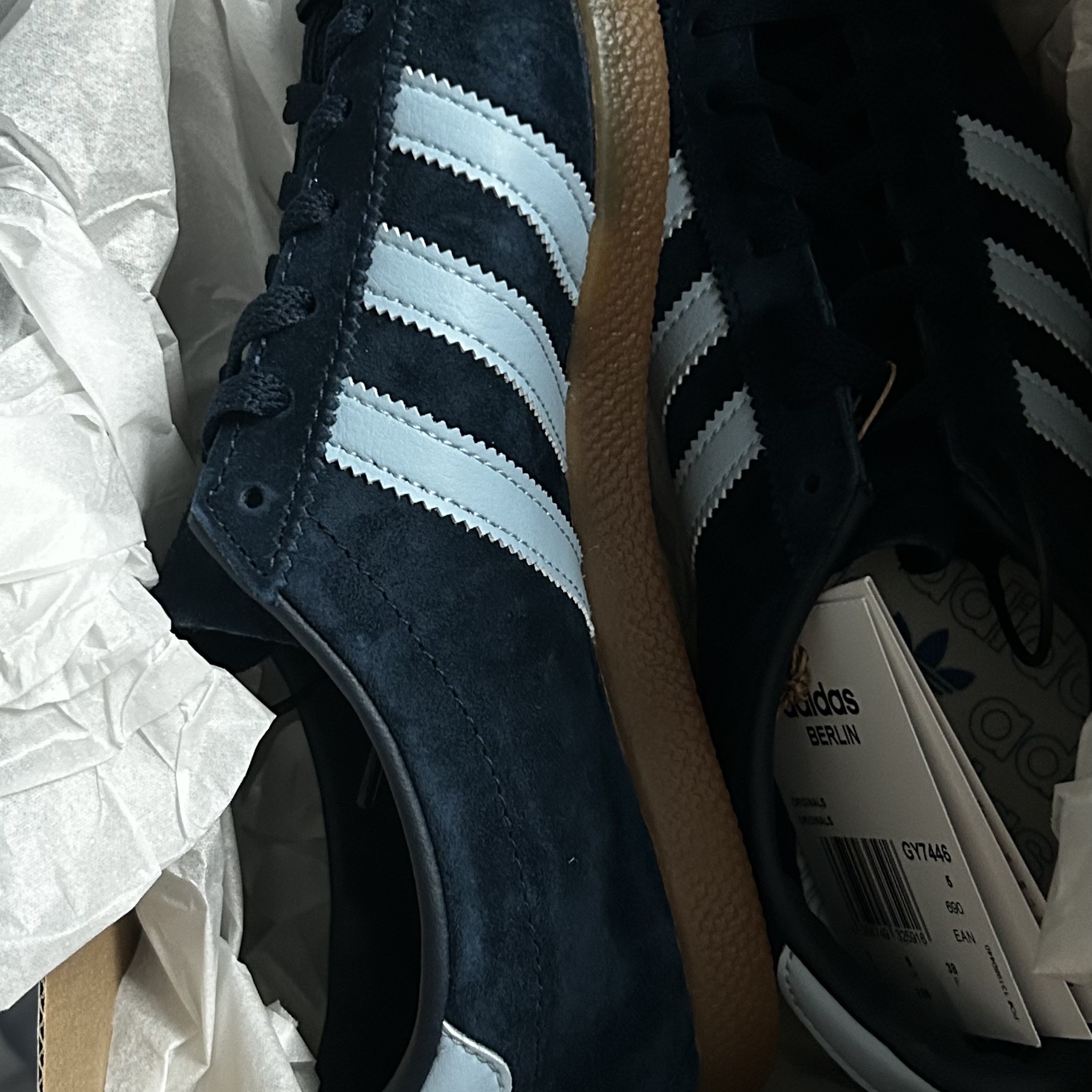 Adidas Berlin Collegiate Navy Pantone 착용 스타일