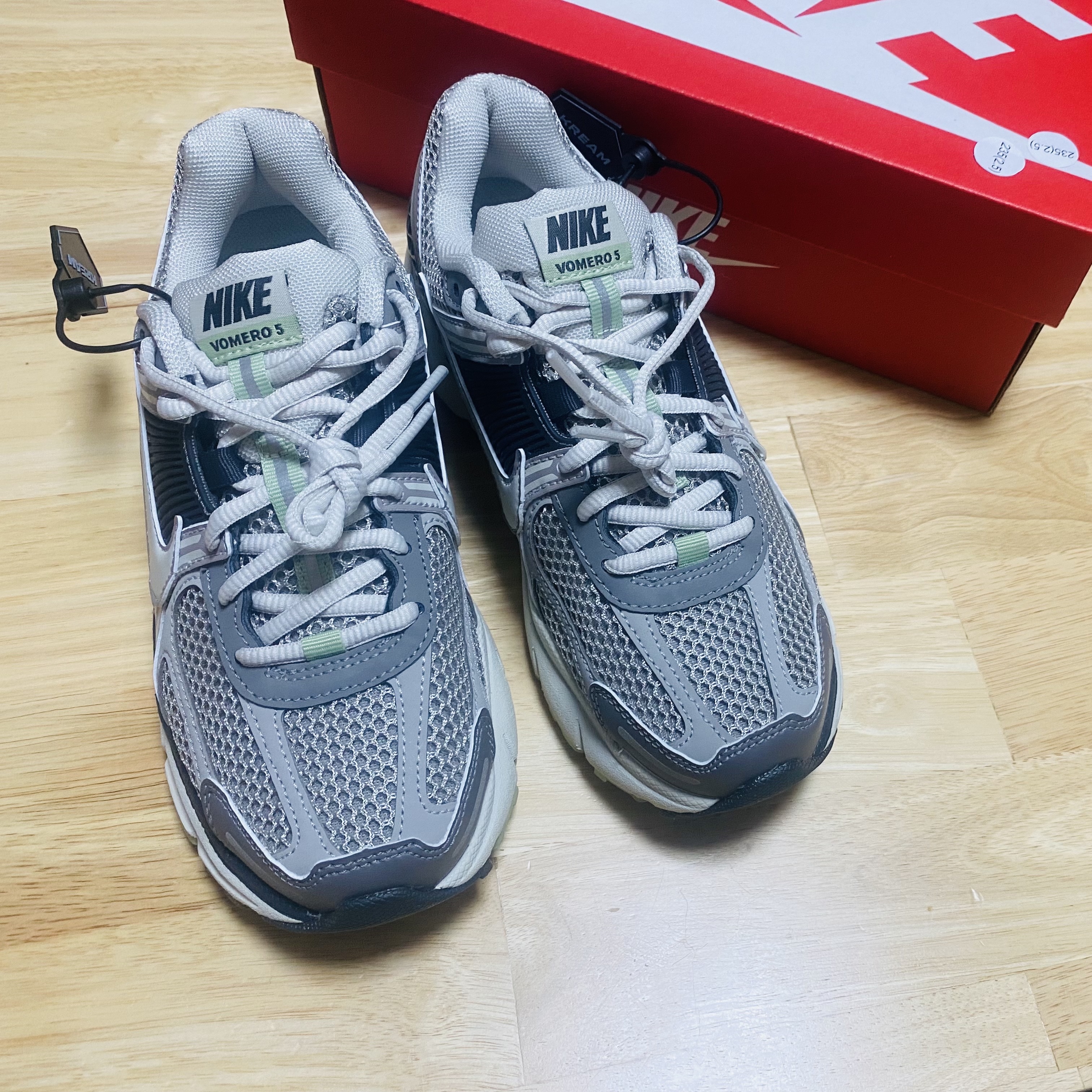 (W) Nike Zoom Vomero 5 Cobblestone and Flat Pewter 착용 스타일