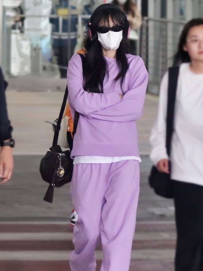 (W) Calvin Klein x Jennie Relaxed Fit Cotton French Terry Crewneck Sweatshirt Sheer Lilac, (W) Calvin Klein x Jennie Cotton French Terry Jogger Pants Sheer Lilac 착용 스타일