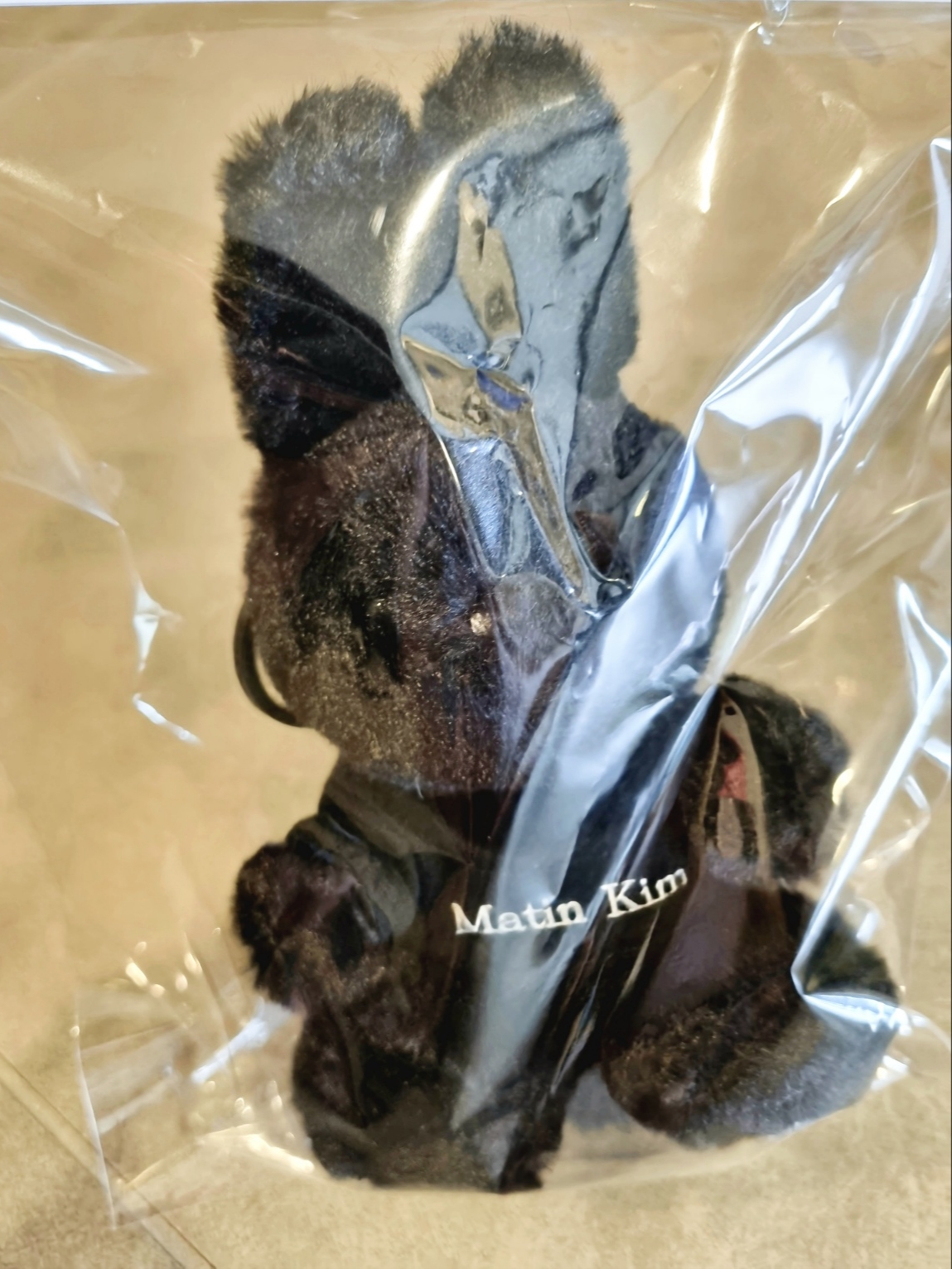 Matin Kim Black Bunny Toy Keyring Black 착용 스타일 - 2