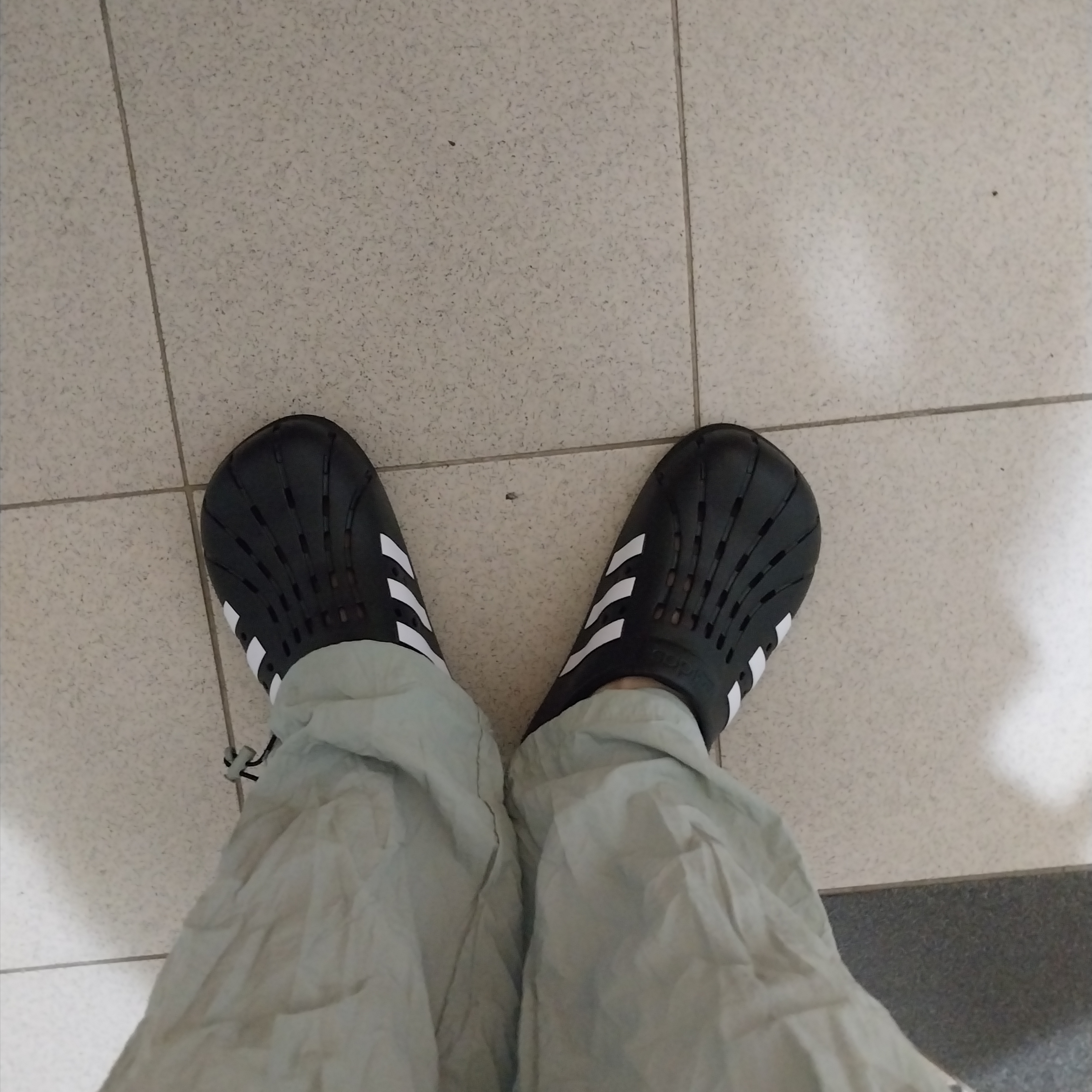Adidas Adilette Clog Black White 착용 스타일