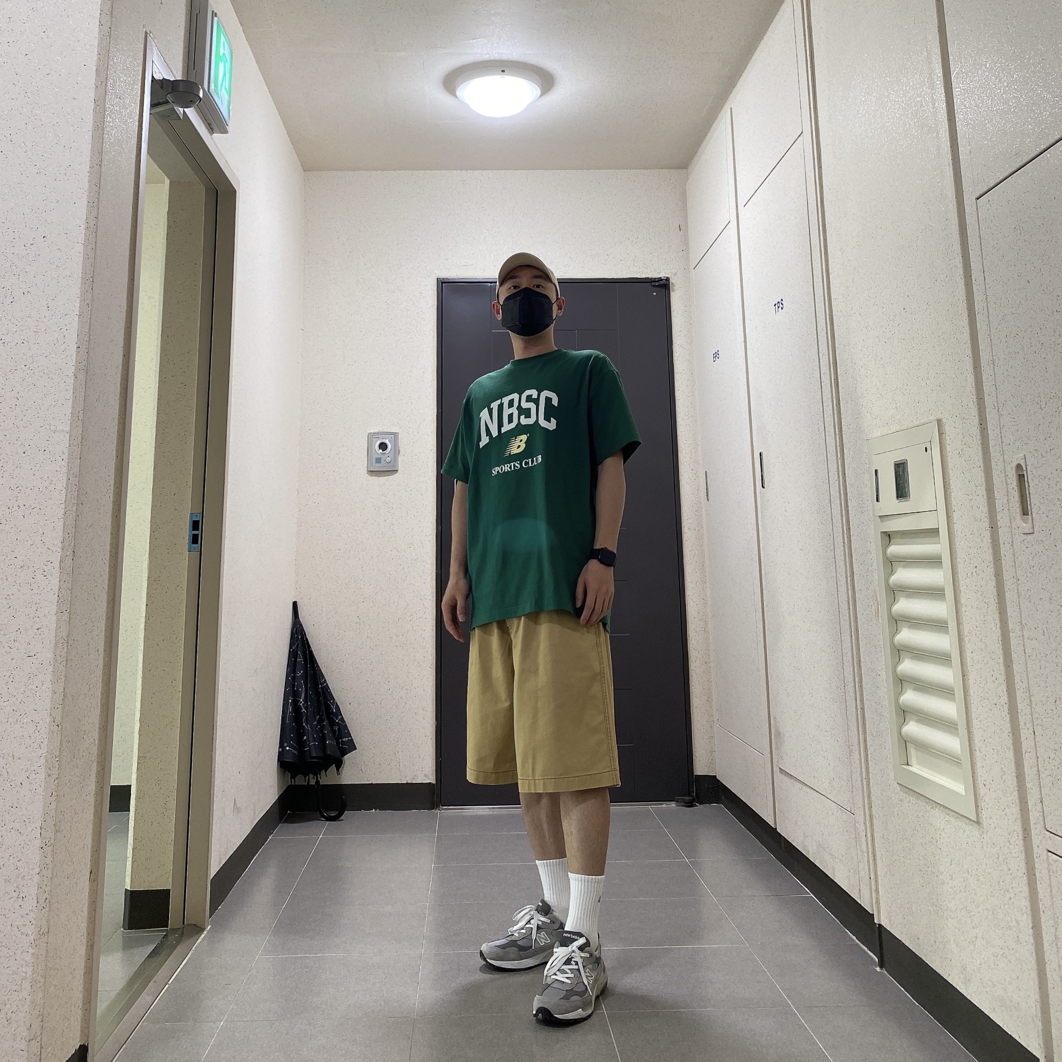 Uniqlo x Marni Wide Fit Boxy Short Pants Beige, New Balance 992 Made in USA Grey - D Standard 착용 스타일