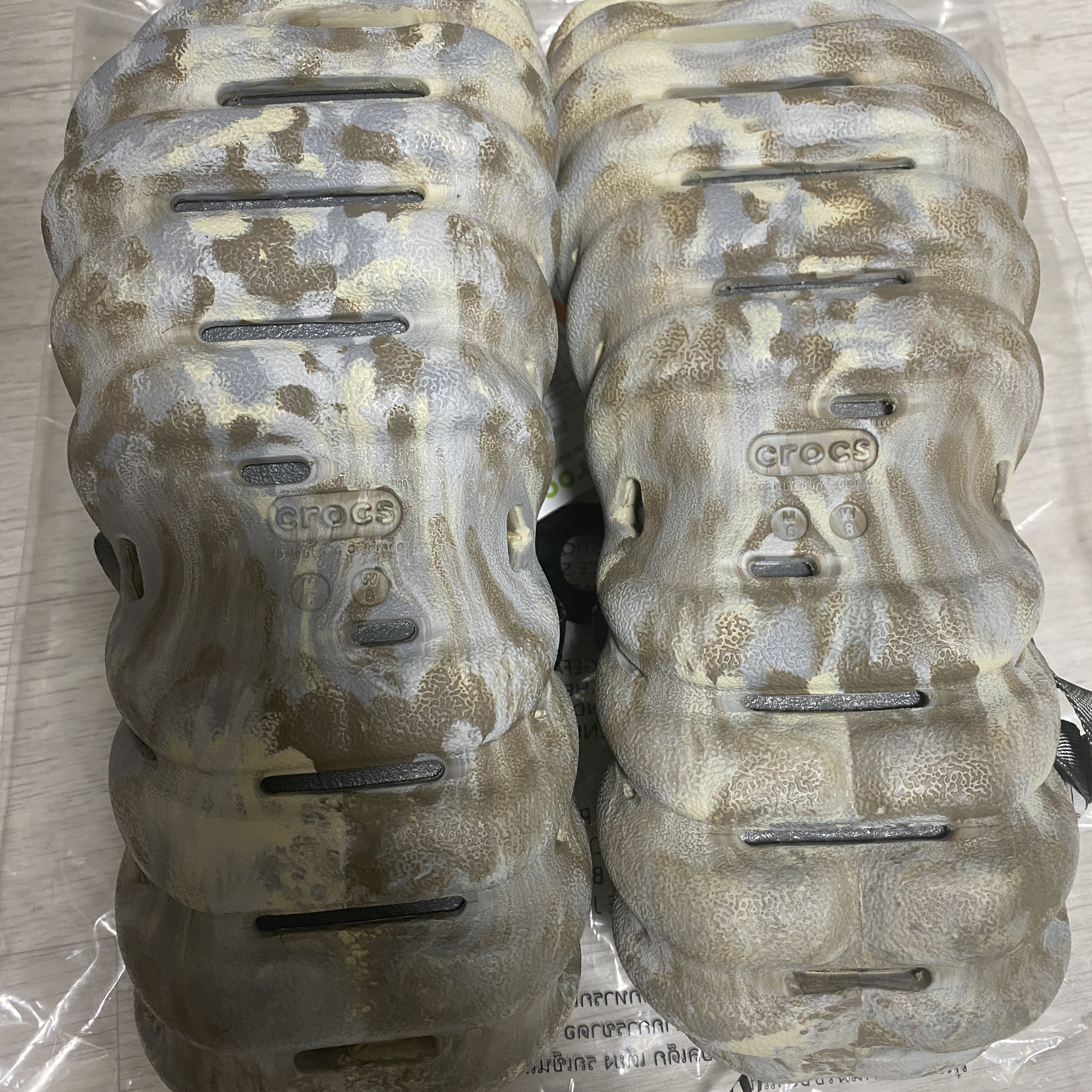 Crocs Echo Marbled Clog Bone Multi 착용 스타일 - 2