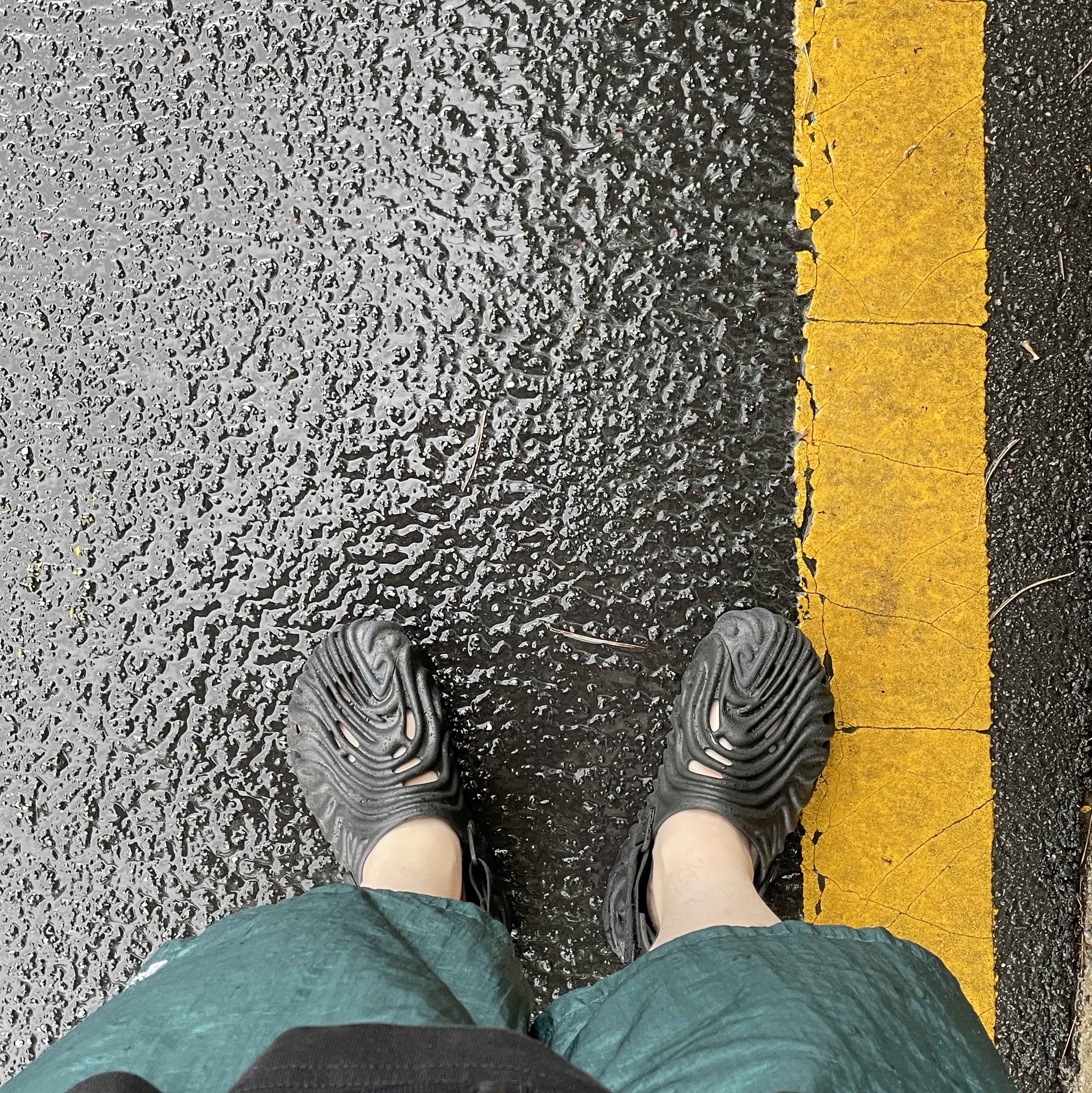 Crocs x Salehe Bembury Pollex Clog Sasquatch 착용 스타일