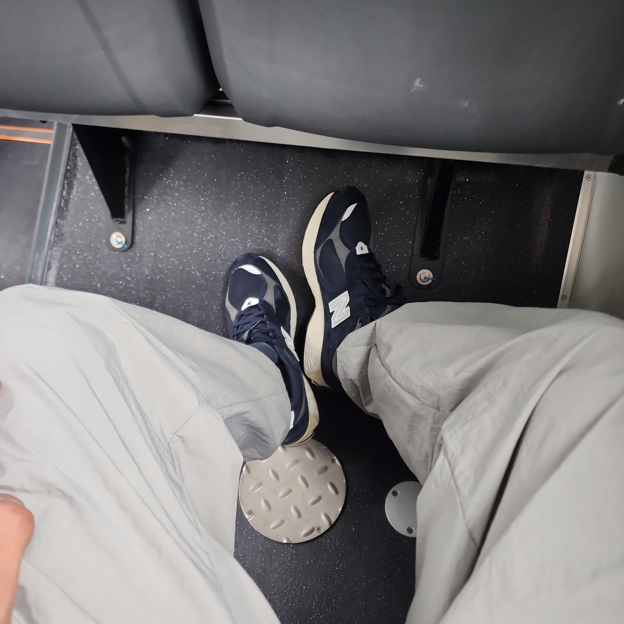 New Balance 2002R Eclipse Castlerock 착용 스타일