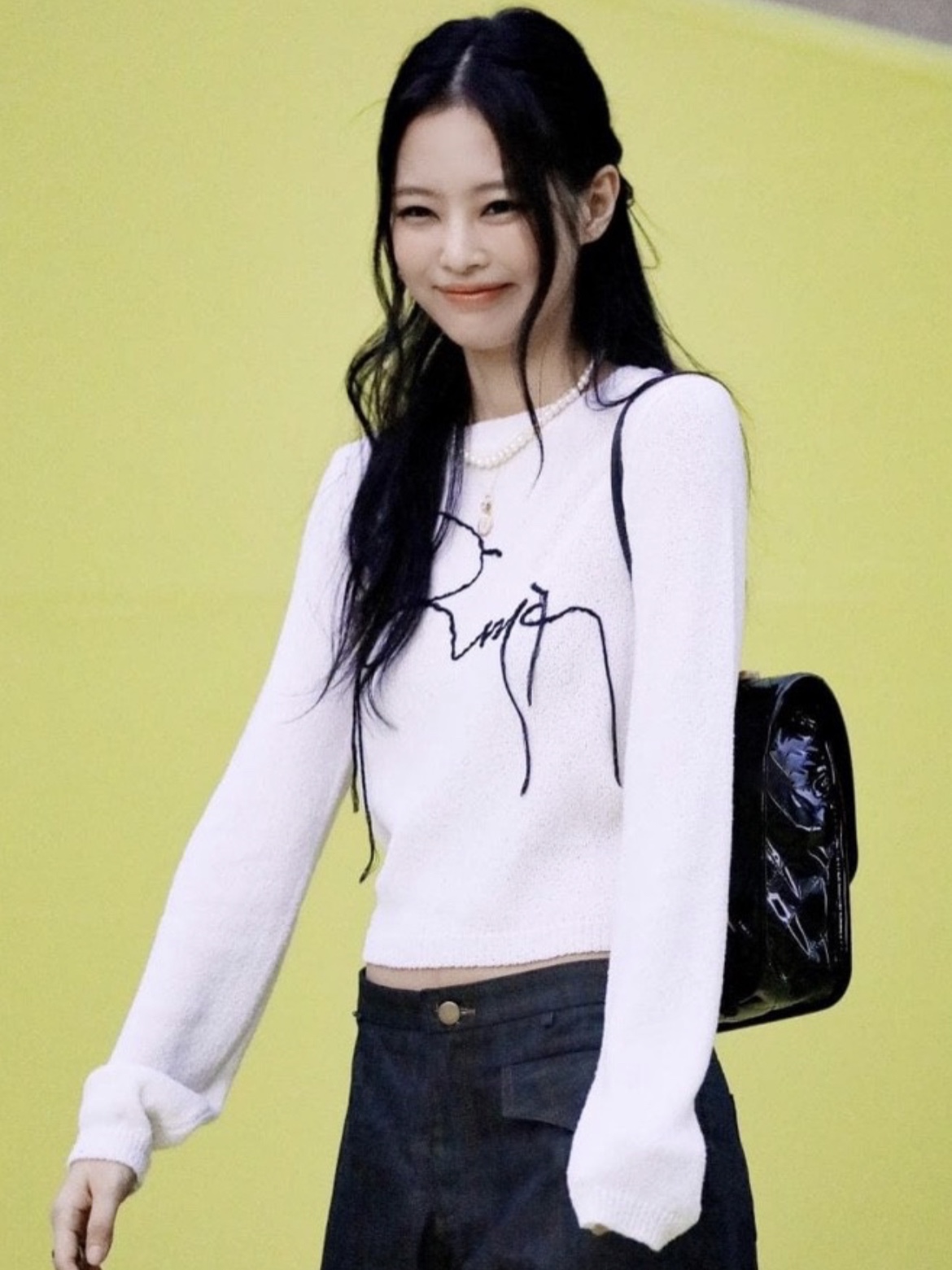 Chanel Large Backpack Patent Calfskin & Gold Black 착용 스타일 - 1