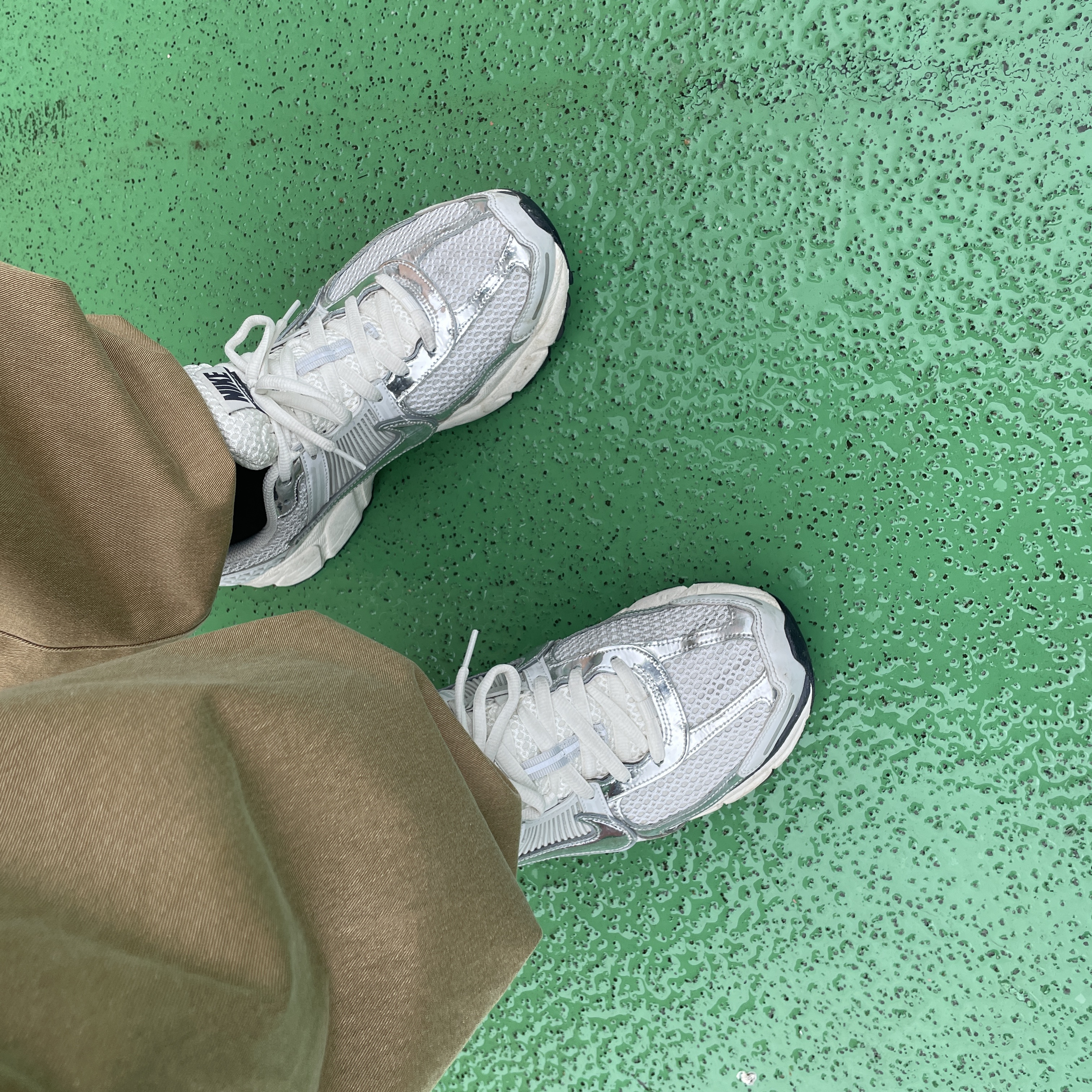 (W) Nike Zoom Vomero 5 Photon Dust and Metallic Silver 착용 스타일