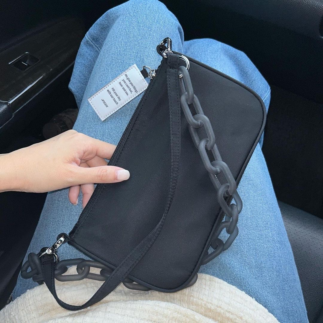Nieeh Women Envelope Bag Black 착용 스타일