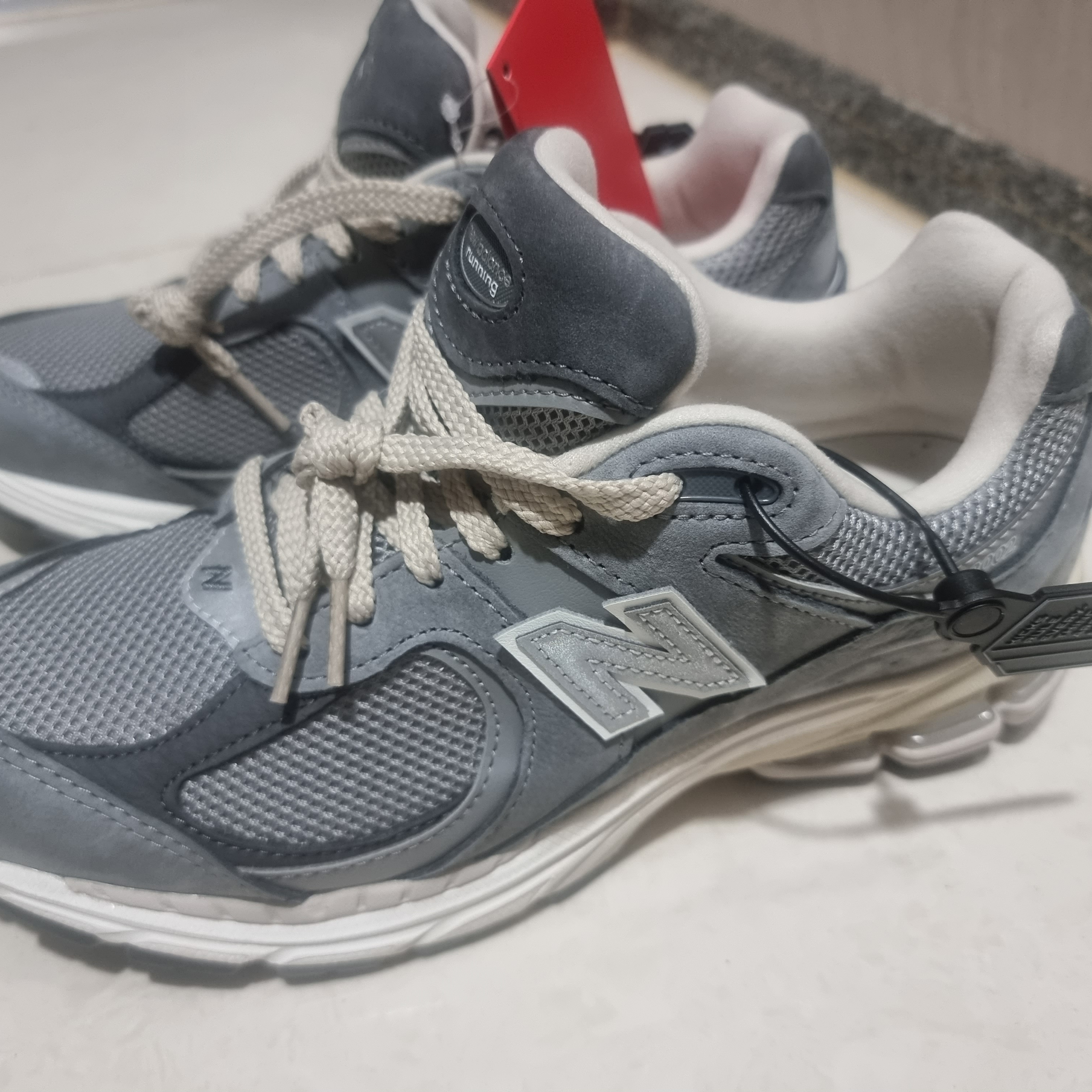 New Balance 2002R Premium Vintage Grey 착용 스타일