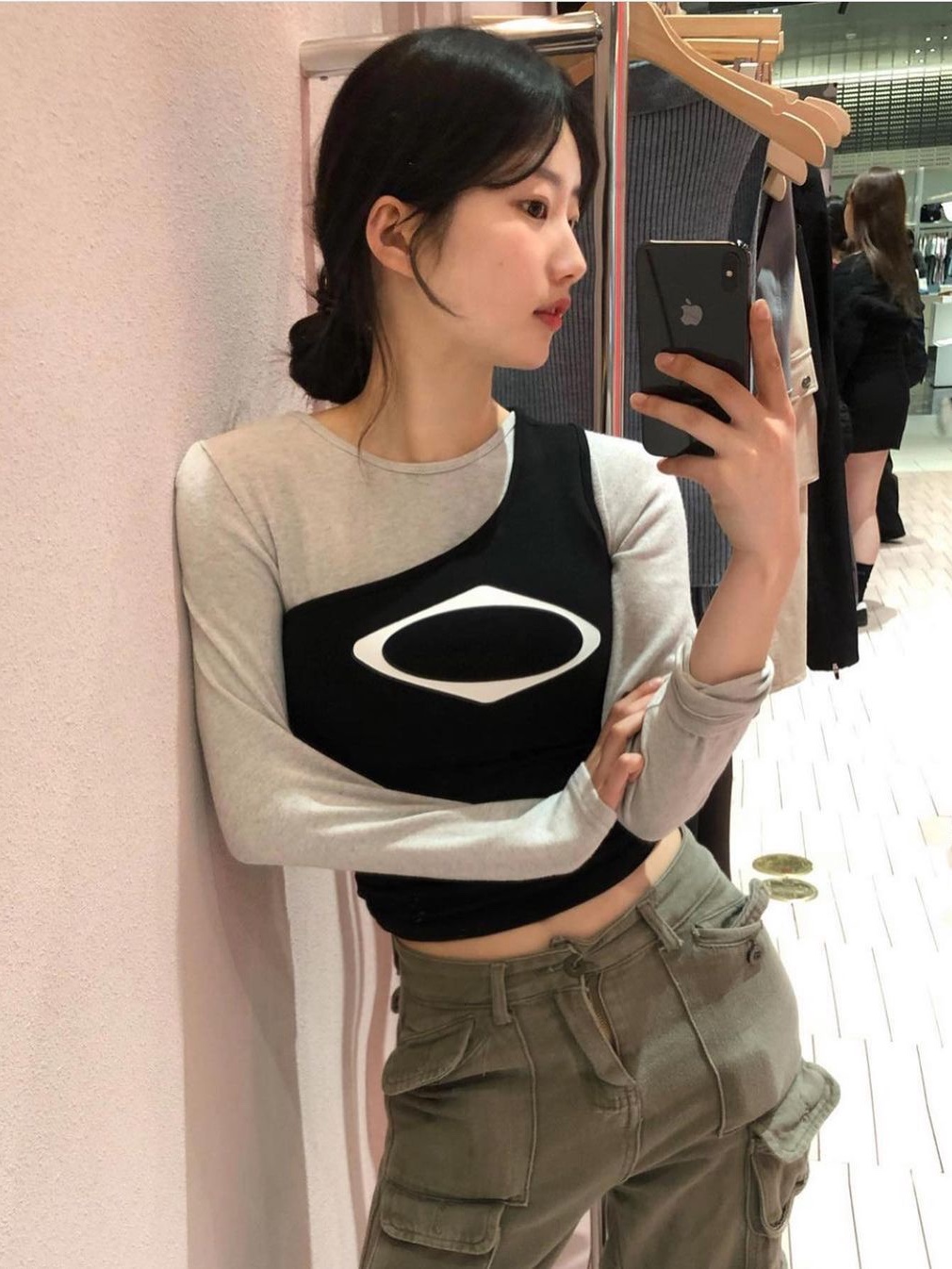 (W) Mischief Rhombus One Shoulder Top Black, (W) Mischief Rhombus One Shoulder Top Charcoal 착용 스타일