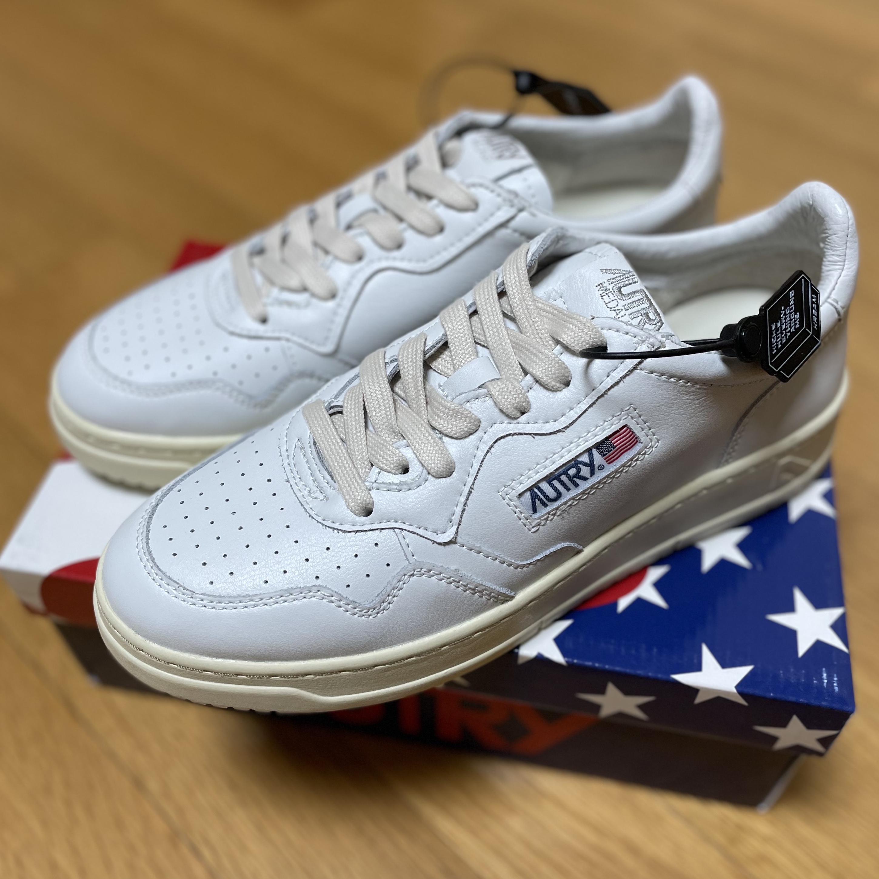 Autry Medalist Low Leather Sneakers White 착용 스타일